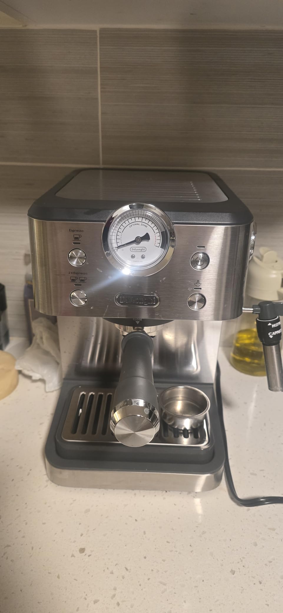 De'Longhi Classic Signature Espresso Machine, Adjustable Milk Frother, #1 Worldwide Espresso Machine Maker, Rapid Heat-Up, Preset Single & Double Espresso, Pressure Gauge, Compact Design customer photo 1