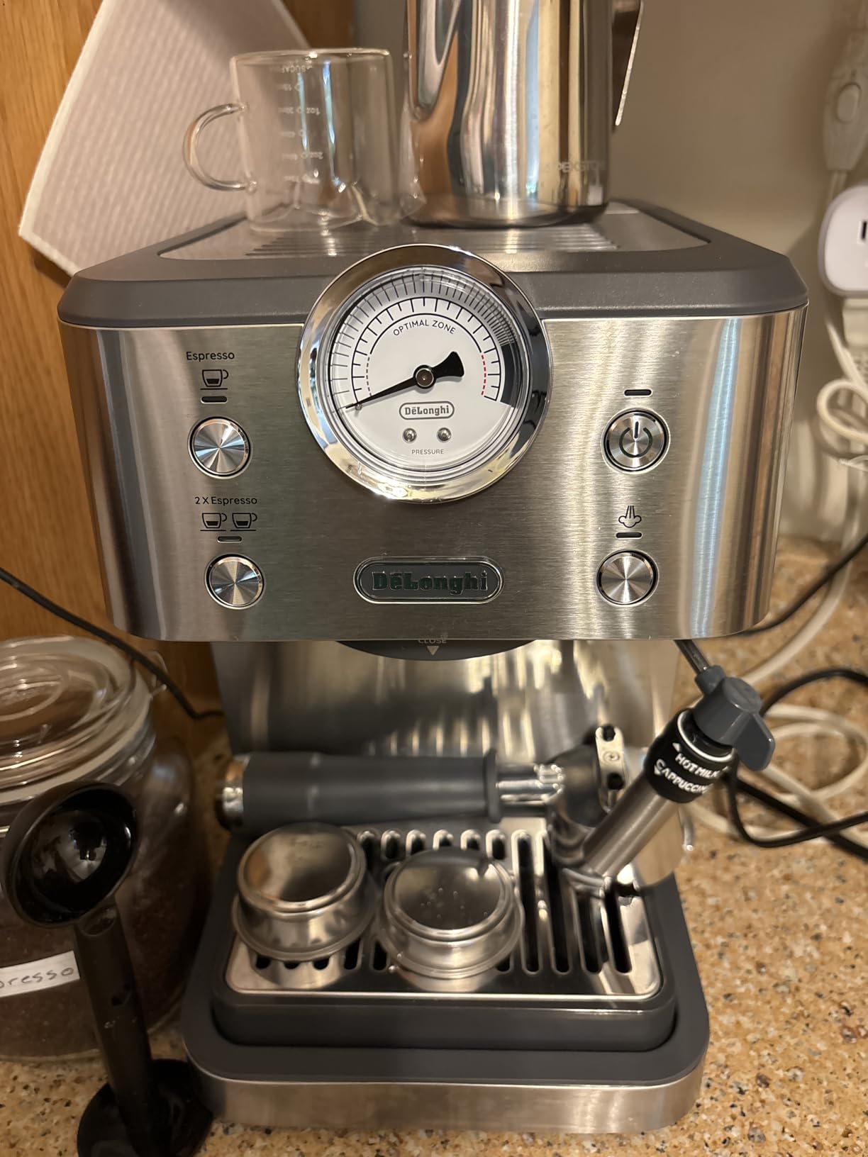 De'Longhi Classic Signature Espresso Machine, Adjustable Milk Frother, #1 Worldwide Espresso Machine Maker, Rapid Heat-Up, Preset Single & Double Espresso, Pressure Gauge, Compact Design customer photo 2
