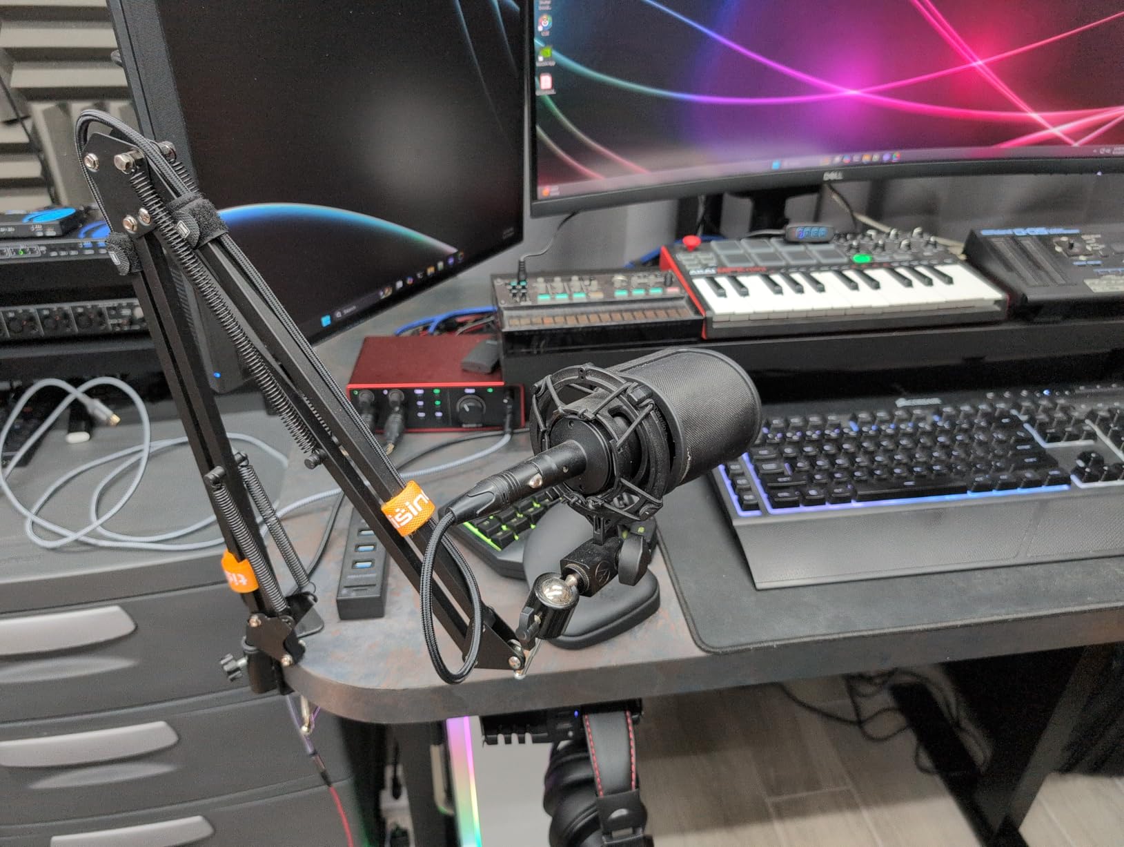 Focusrite Scarlett 2i2 4th Gen USB Audio Interface for Recording, Songwriting, Streaming and Podcasting customer photo 2
