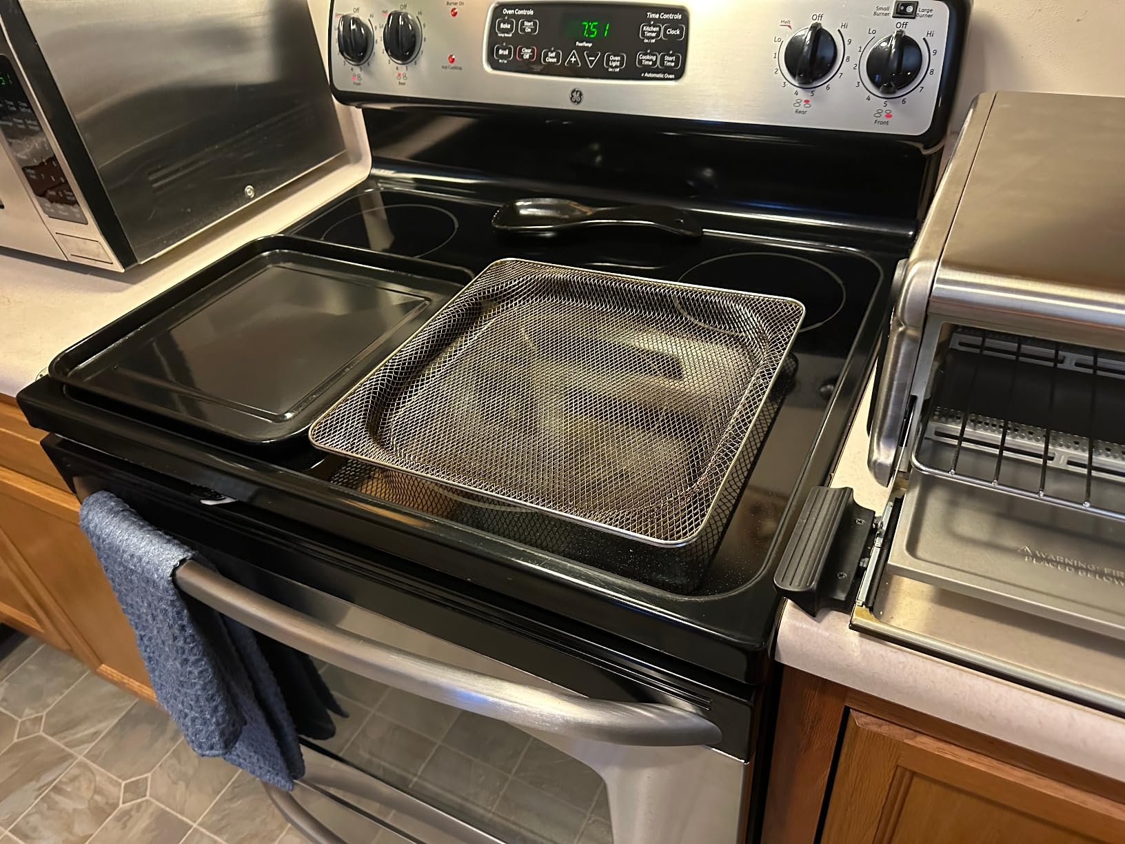 Ninja Digital Air Fry Countertop Oven, 8-in-1, XL, Silver, SP101 | Air fry, air roast, broil, bake, toast, bagel, dehydrate, keep warm, 1800W, Flip up & away customer photo 2
