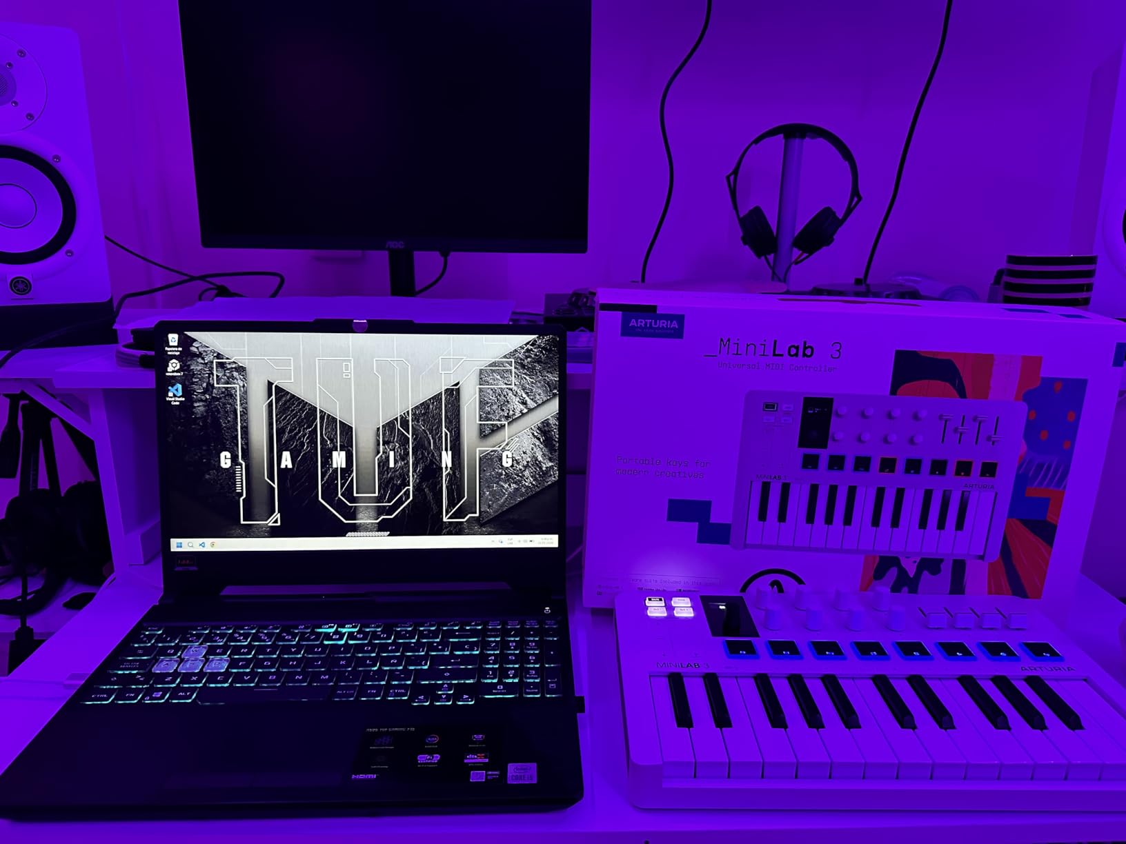 Arturia MiniLab 3 - Universal MIDI Controller for Music Production, with All-in-One Software Package - 25 Keys, 8 Multi-Color Pads - White customer photo 2