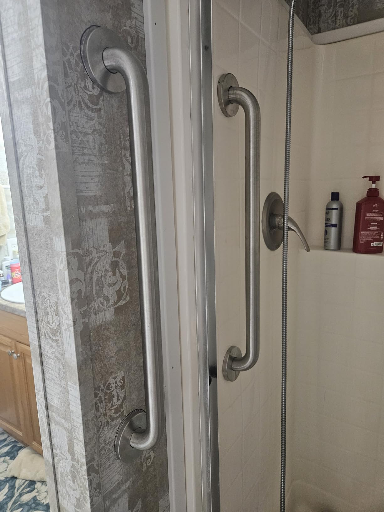 Moen Home Care Bathroom Safety 24 Inch Stainless Steel Handicap Grab Bar for Bathtub and Shower, Heavy Duty Handle, Elderly Assistance Product with Concealed Screws, 8724 customer photo 2