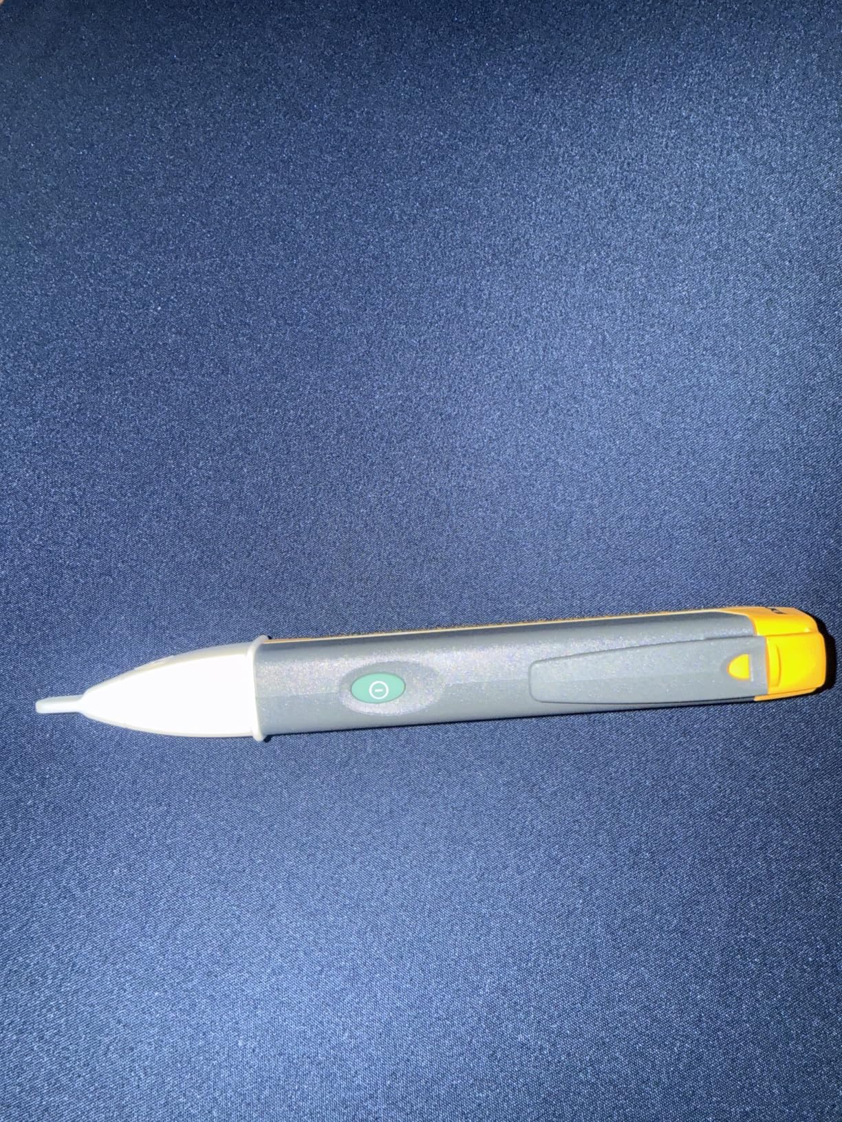 Fluke 1AC II VoltAlert Non-Contact Voltage Tester, Pocket-Sized, 90-1000V AC, Audible Beeper, CAT IV Rating customer photo 1