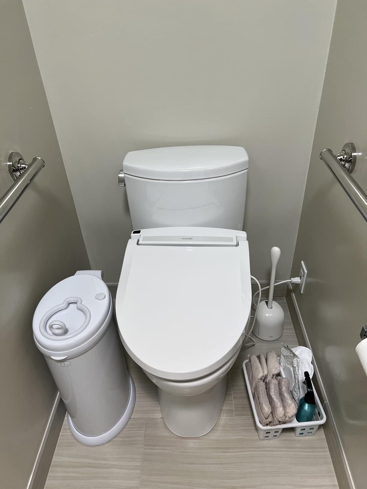 Ubbi Steel Diaper Pail, Odor Locking, No Special Bag Required, Award-Winning, Registry Must-Have, White customer photo 1