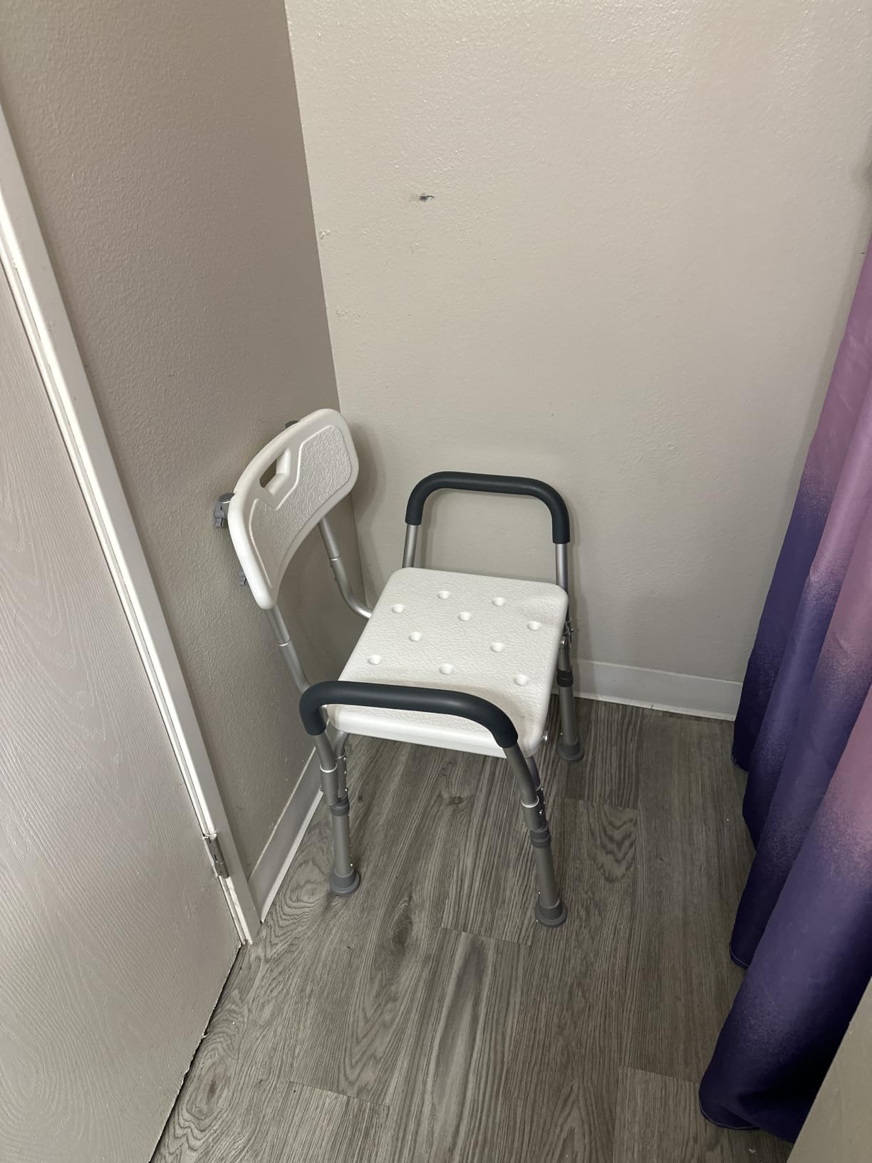 Drive Medical Shower Chair with Back and Padded Arms, White | Shower Chair with Back and Padded Arms Offers Adjustable Height Seating for Safety and Comfort in the Tub Supports 350 Pounds customer photo 1