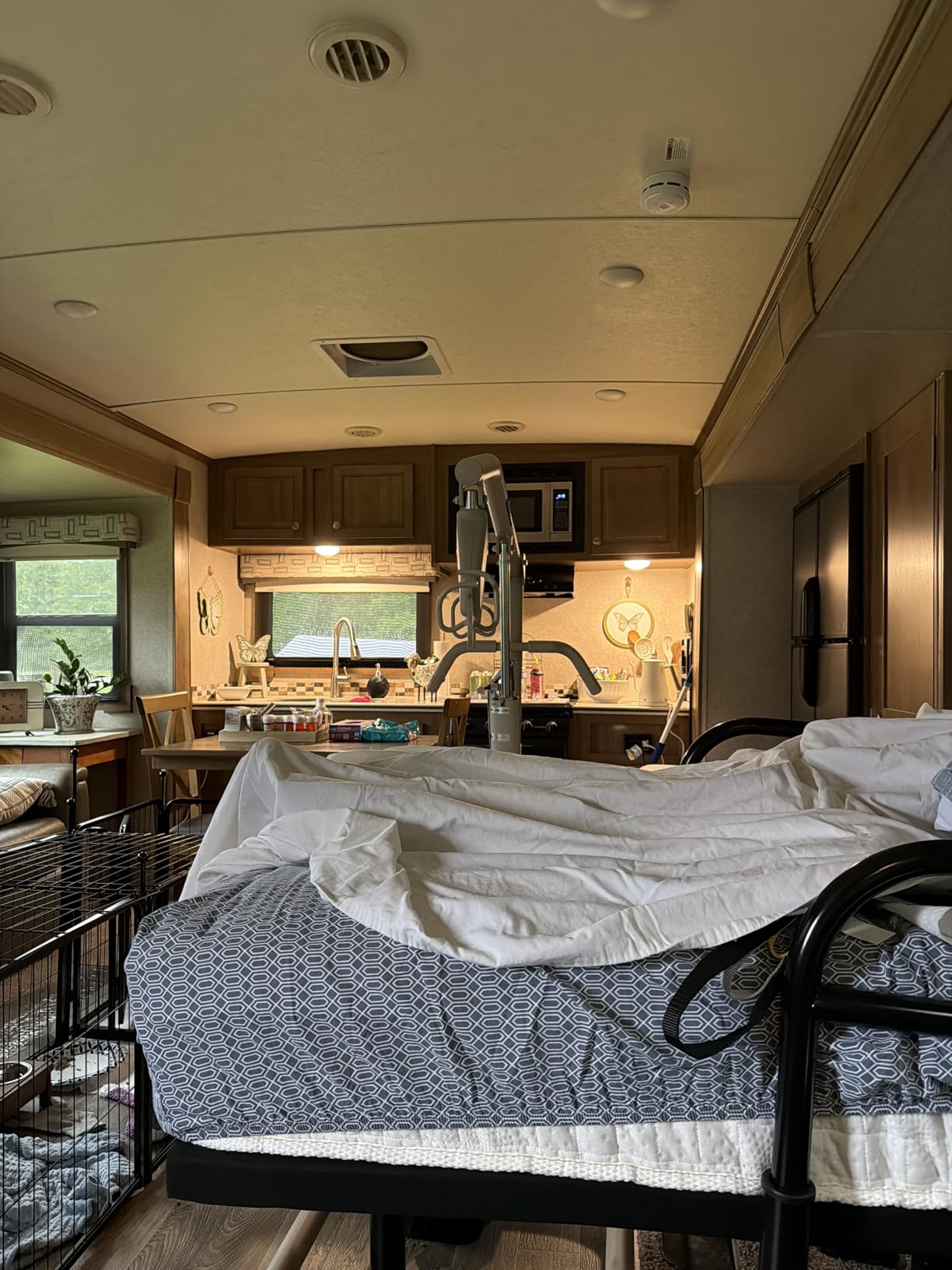 Invacare Hydraulic Patient Lift, Lightweight Transfer Lift Chair with 450 lb Weight Capacity, Bent Mast for Safer Transfers, 6-Point Padded Swivel Bar, Floor-to-Bed Height Range for Fall Recovery customer photo 1