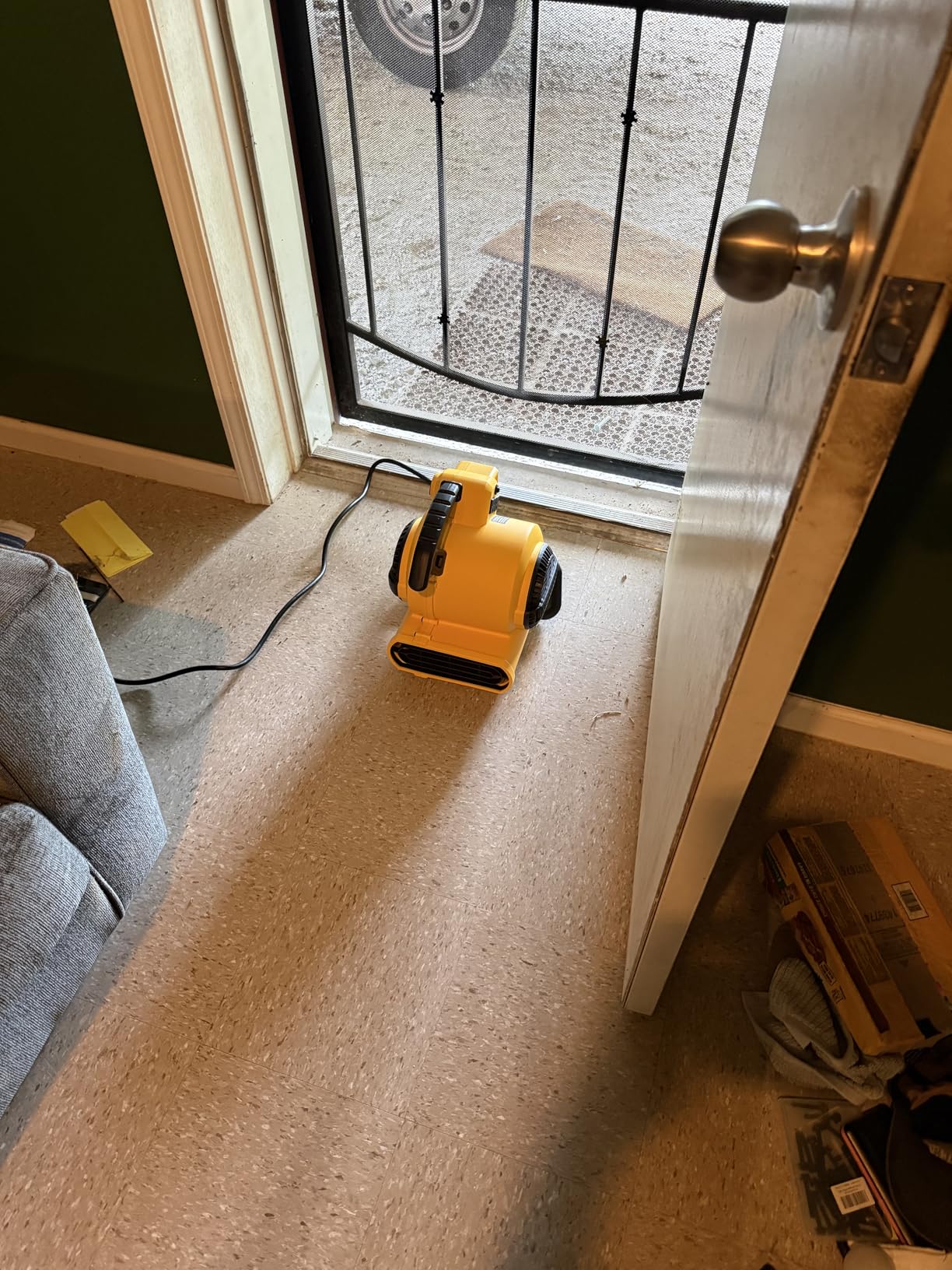 DEWALT Portable Air Mover, 276W 3 Speed Floor Fan, Utility Blower Fan DXAM-2260 customer photo 1