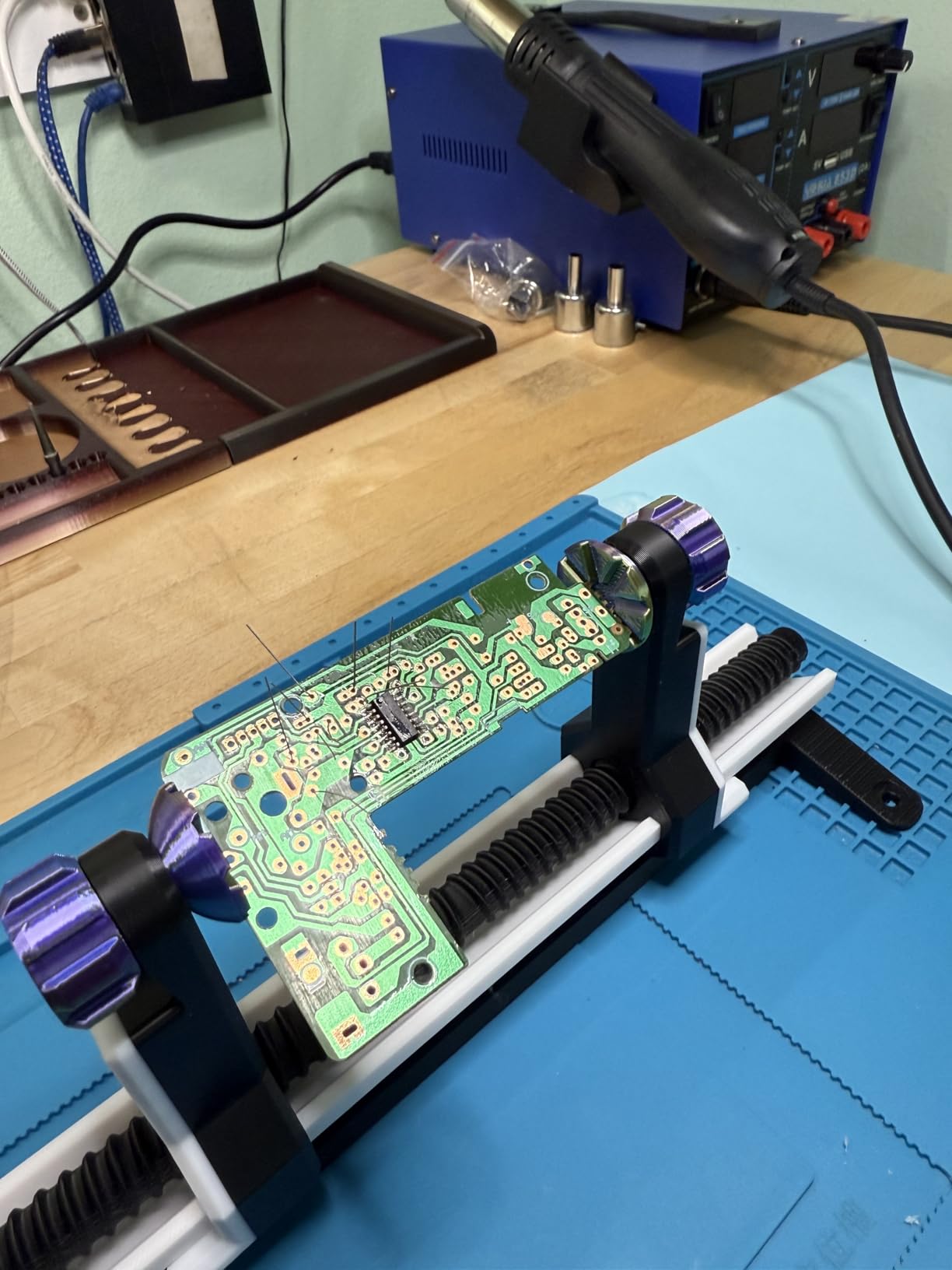 YIHUA 853D 2A USB SMD Hot Air Rework Soldering Iron Station, DC Power Supply 0-15V 0-2A with 5V USB Charging Port customer photo 1