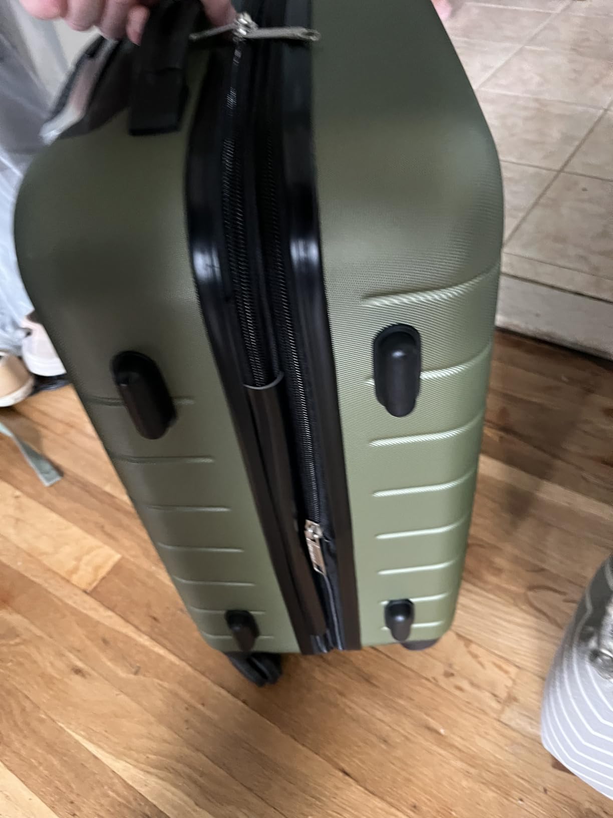 Wrangler Smart Spinner Hardside Luggage, 22-Inch Carry-On, Black customer photo 2