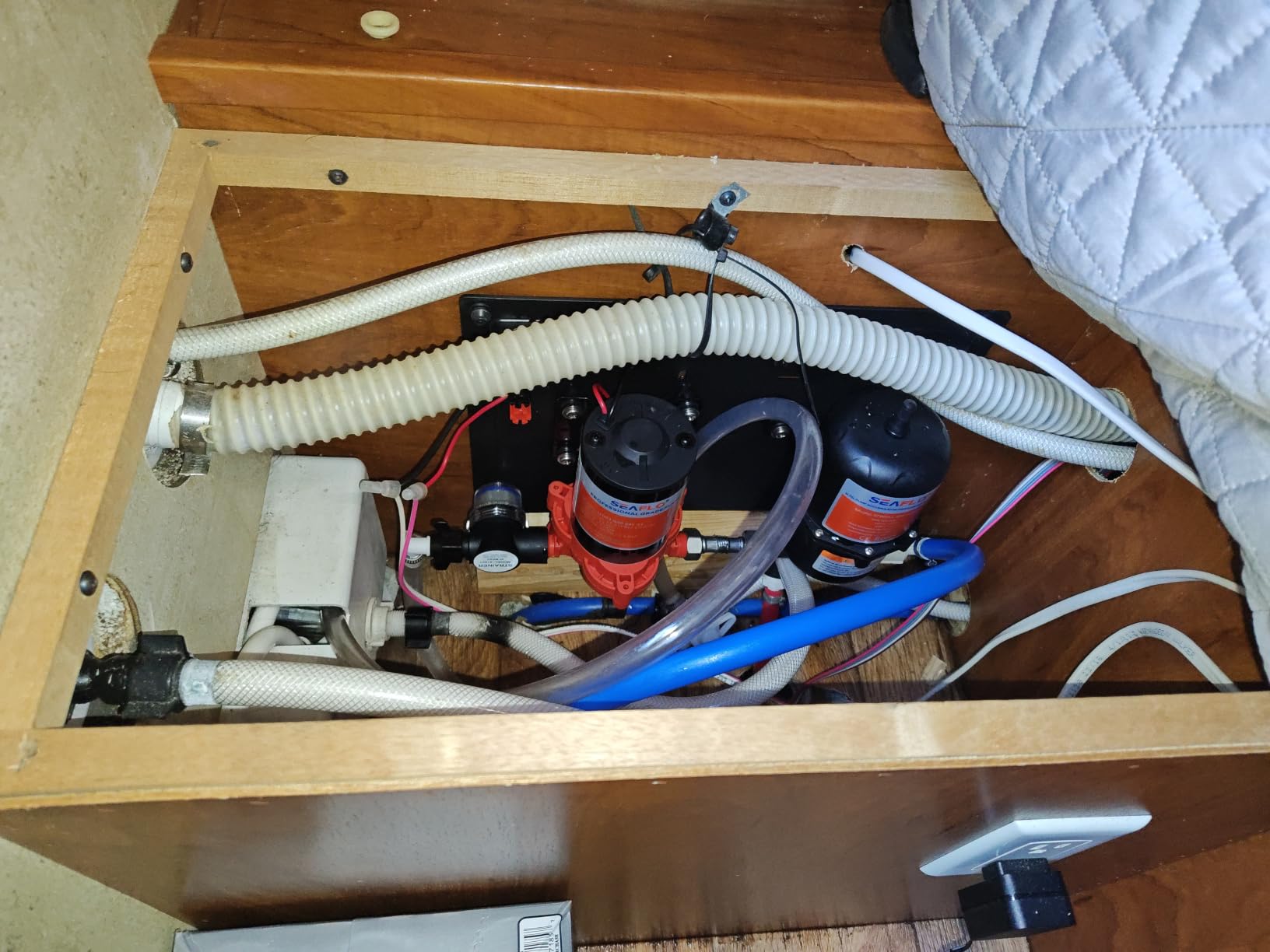SEAFLO 33-Series Water Pump and Accumulator Tank System - 12V DC, 3.0 GPM, 45 PSI customer photo 2
