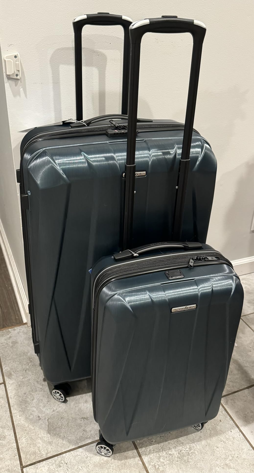 Samsonite Centric 2 Hardside Expandable Luggage with Spinner Wheels, Black, 3-Piece Set (20/24/28) customer photo 2