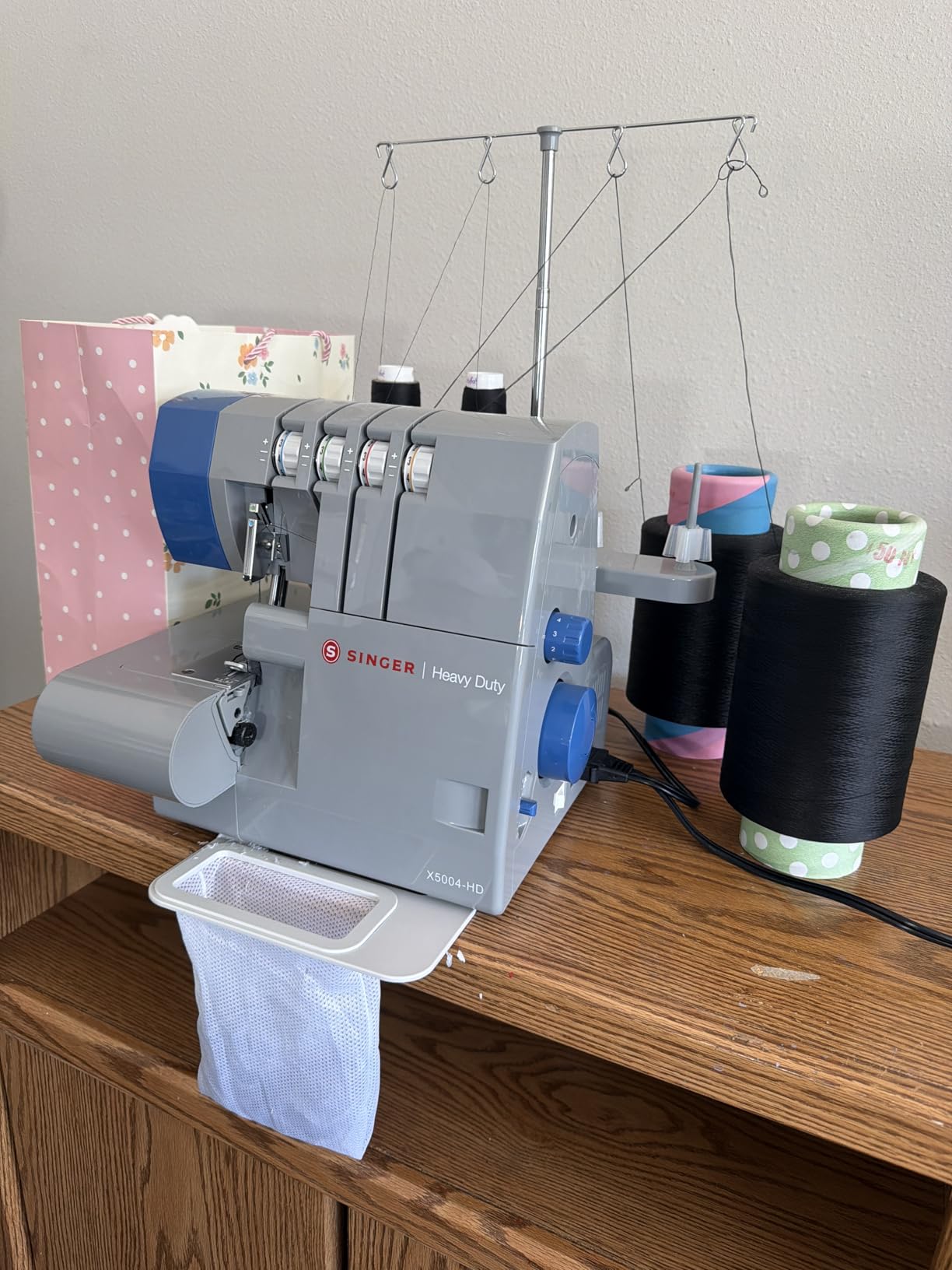 SINGER X5004-HD Metal Frame Serger & Overlock Machine | 2-3-4 Stitch Capability, 8 Built-In Stitches, 1300 Stitches per Minute, Adjustable Differential Feed & 2 LED Lights (Grey/Blue) customer photo 1