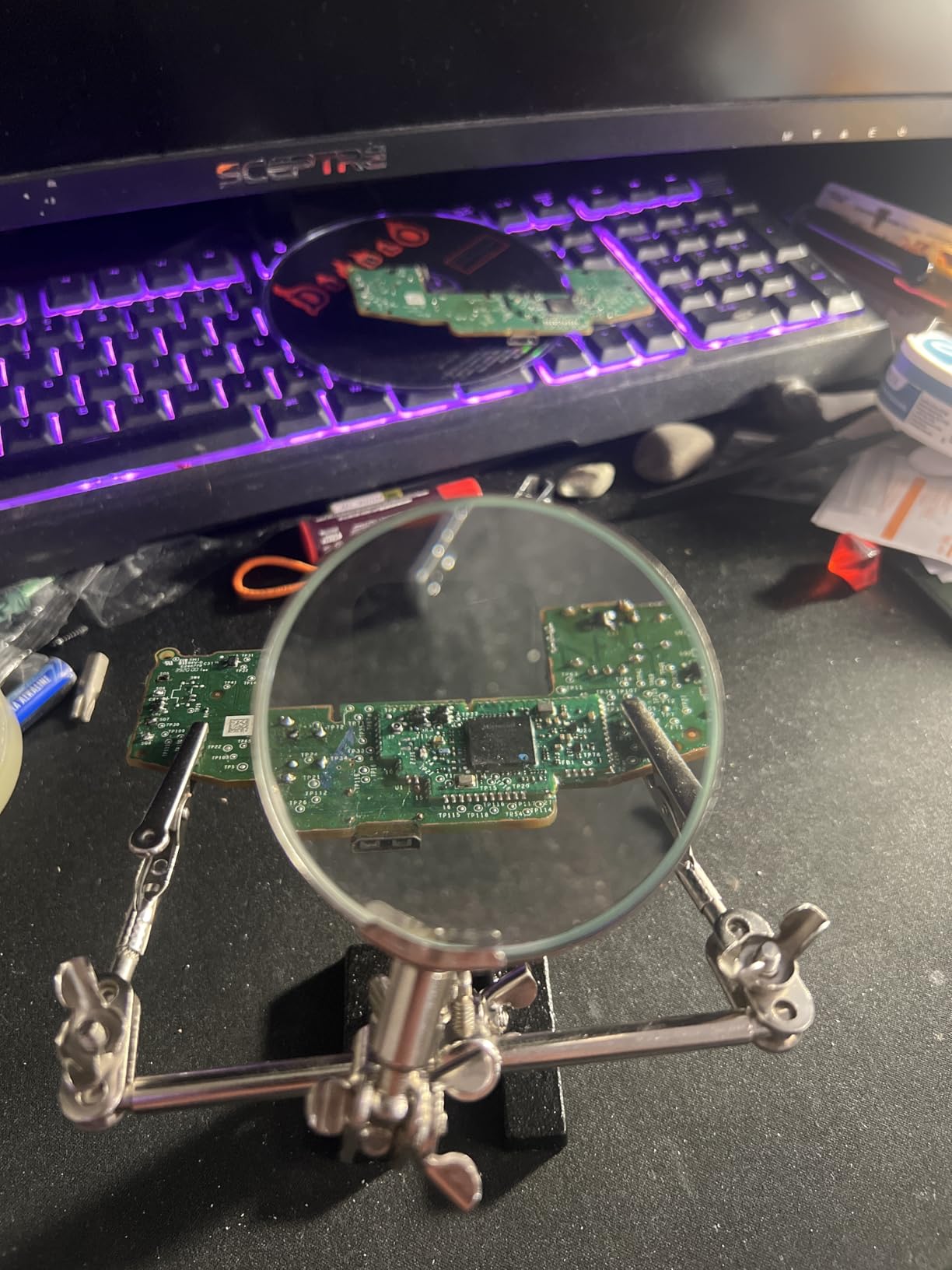 AORAEM Helping Hands Magnifier with Dual Adjustable Alligator Clips | 2.5X Magnifying Glass Soldering Station for Crafting, Hobby, Micro Objects (Not Include Battery) customer photo 1