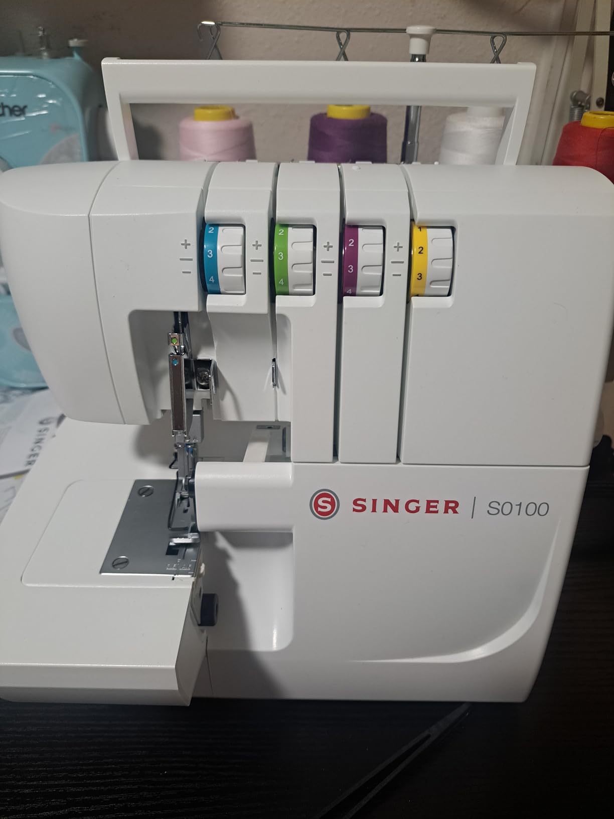 SINGER S0100 High Speed Serger Overlock Machine, 2-3-4 Thread Capability | Accessories, 6 built-in stitches, color coded threading, metal frame, adjustable tension, 1300 stiches/min, differential feed customer photo 1