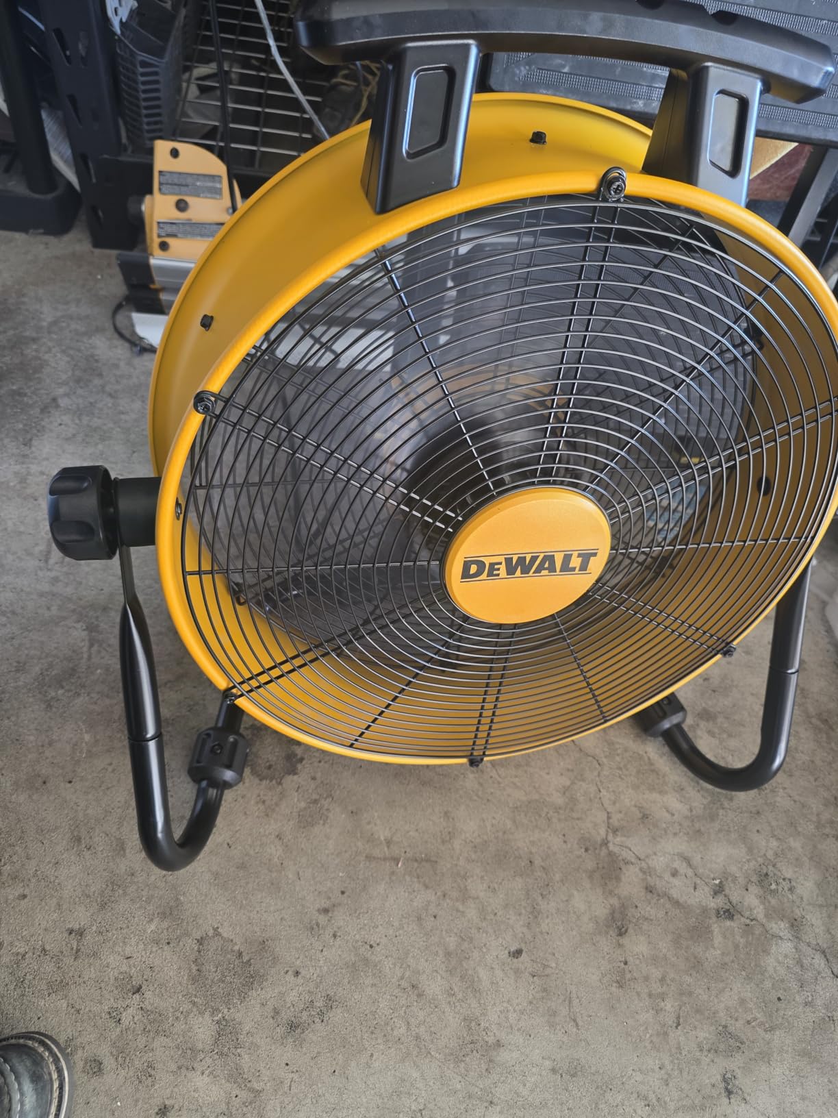DEWALT 18 Inch Floor Fan, 180° Adjustable Tilting Drum Fan DXF1840 | 4200CFM 3-Speed High Velocity Fan Cooling Air Circulator Portable Metal Industrial fan for Shop/Garage/Gym/Patio Yellow customer photo 1