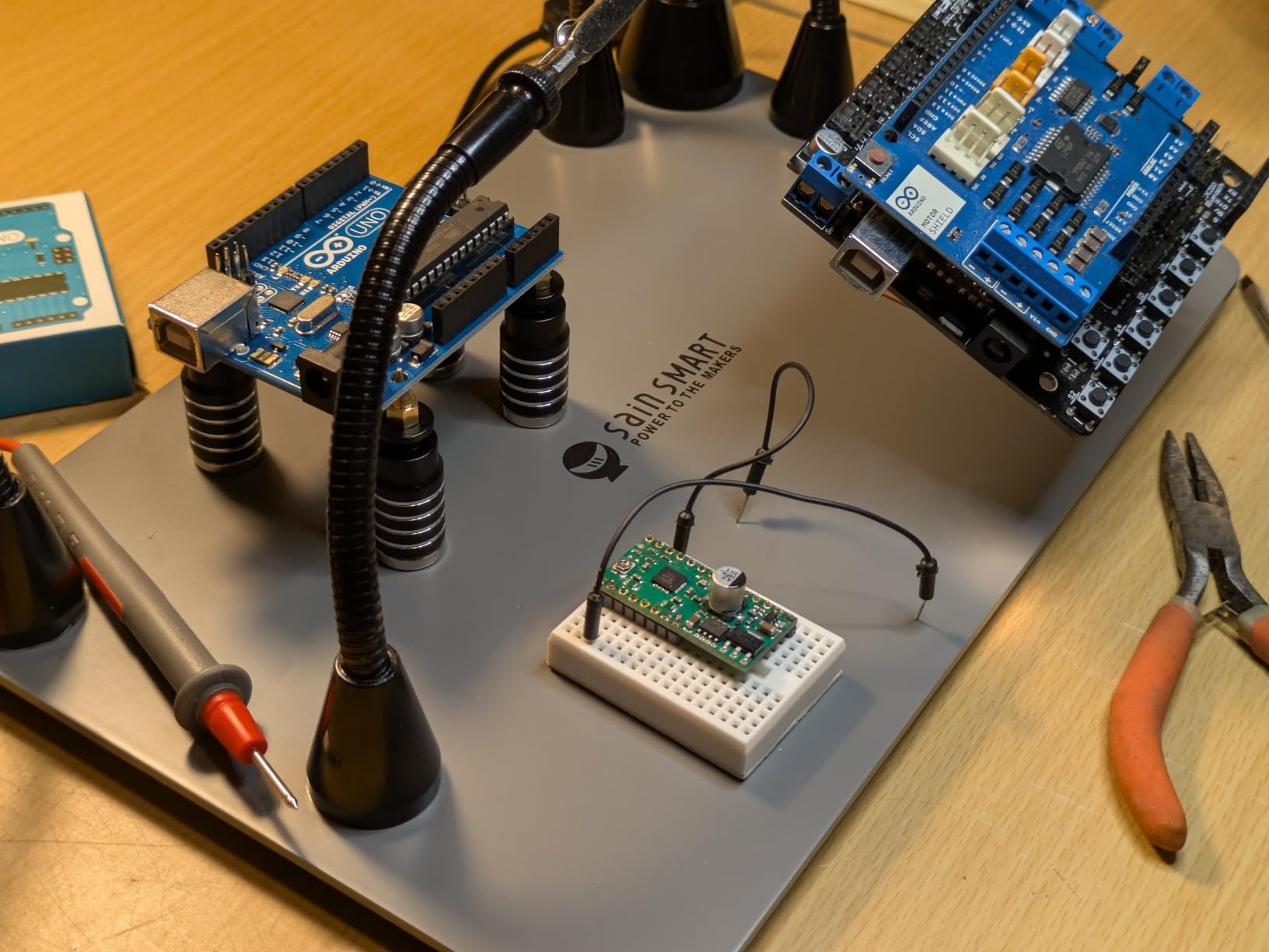 SainSmart Magnetic Helping Hands Soldering Station with an 11.1 x 7.1 Inch Larger Base, 5X LED Magnifying Lamp, 4 PCB Circuit Board Holder & 4 Flexible Magnetic Helping Hands | Third Hand Tool customer photo 1