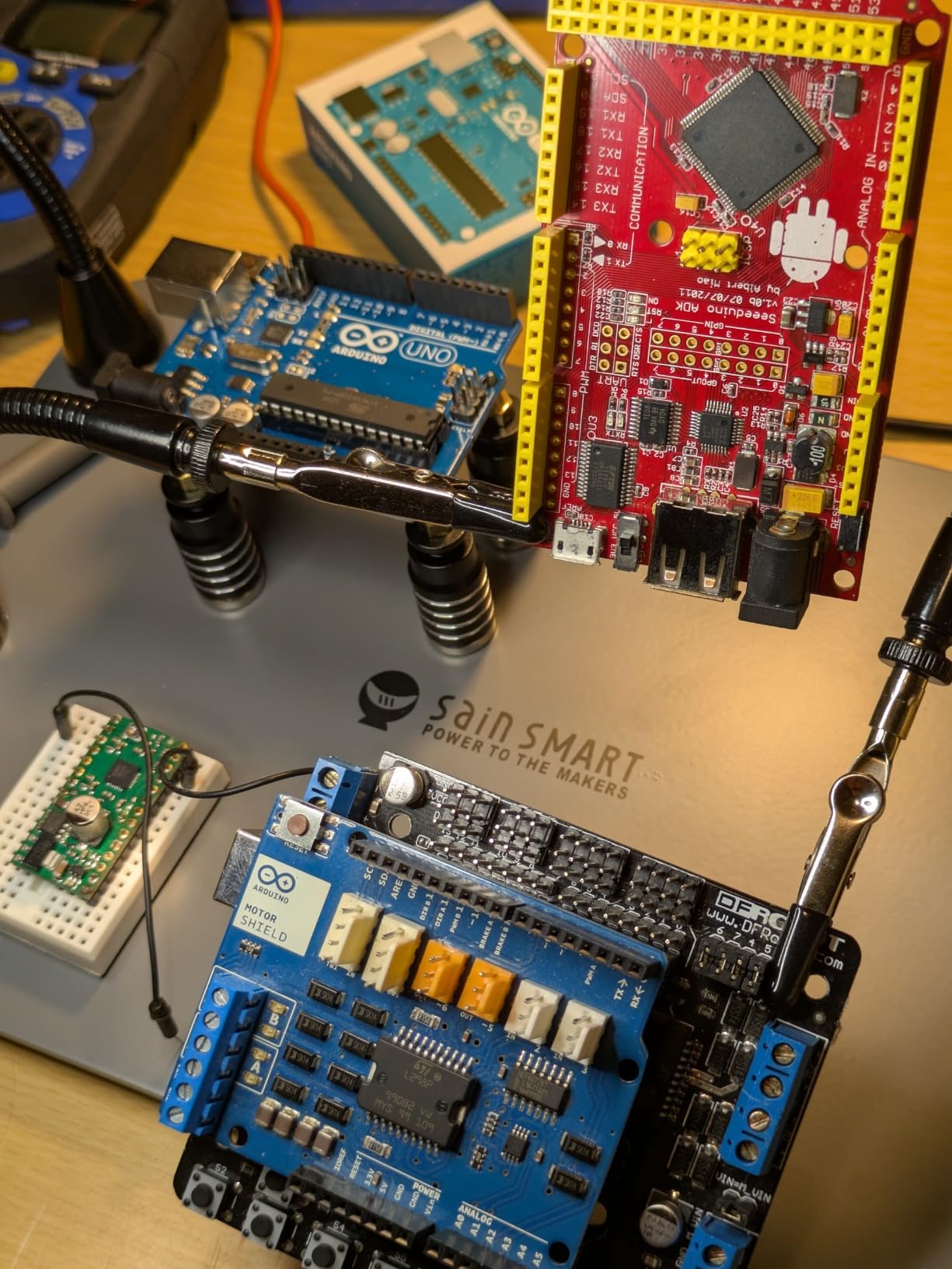 SainSmart Magnetic Helping Hands Soldering Station with an 11.1 x 7.1 Inch Larger Base, 5X LED Magnifying Lamp, 4 PCB Circuit Board Holder & 4 Flexible Magnetic Helping Hands | Third Hand Tool customer photo 2