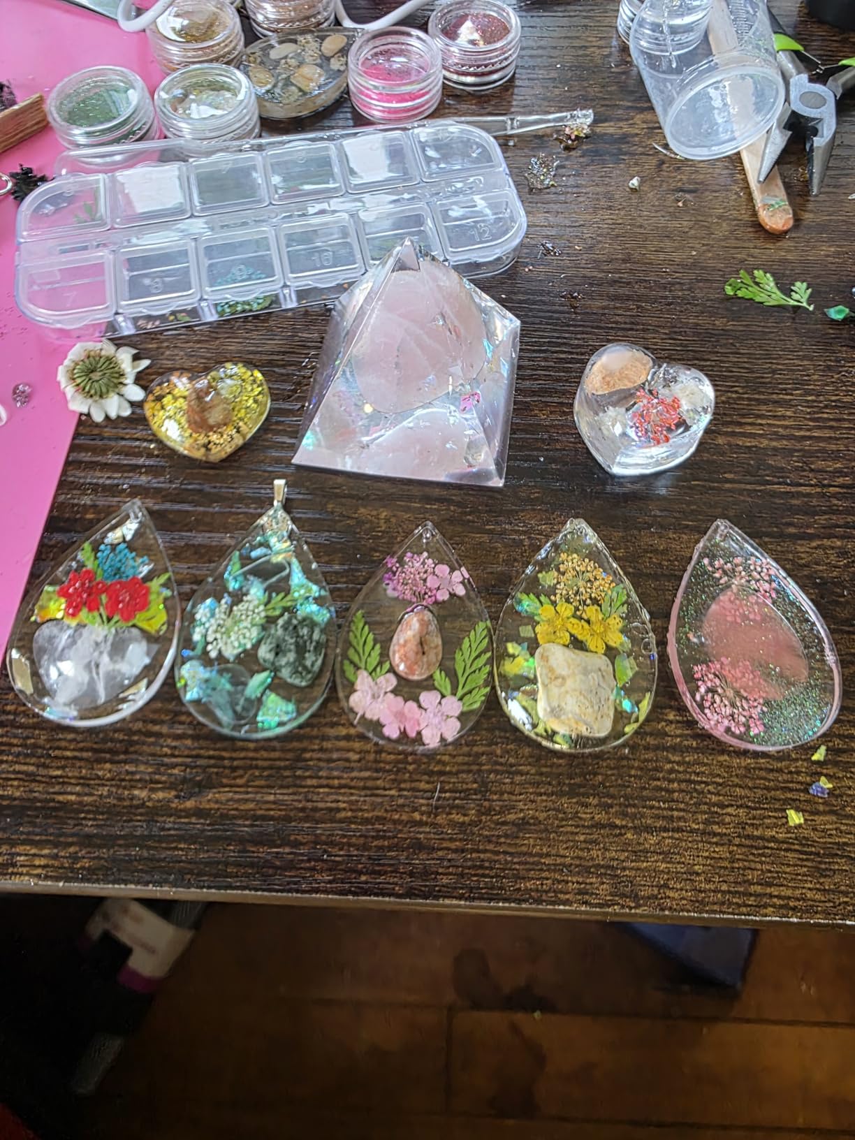 LET'S RESIN UV Resin Jewelry Making Kit - 153Pcs Crystal Clear 250g UV Resin Kit with Light, UV Resin Molds, Resin Starter Kit for Beginners, Keychain&Earring Making, Craft Decor customer photo 2