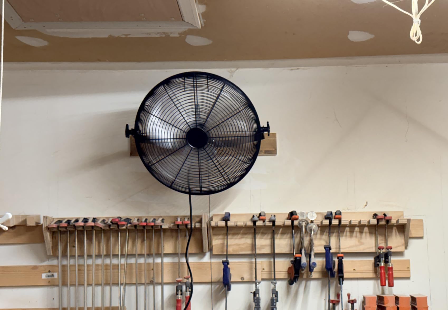 BILT HARD 4300 CFM 18 in. Industrial Wall Mount Fan, 3-Speeds High Velocity Wall Fan with Sealed Motor, Heavy Duty Metal Barn Fans for Garage, Commercial, Greenhouse, Warehouse, Shop Use customer photo 1