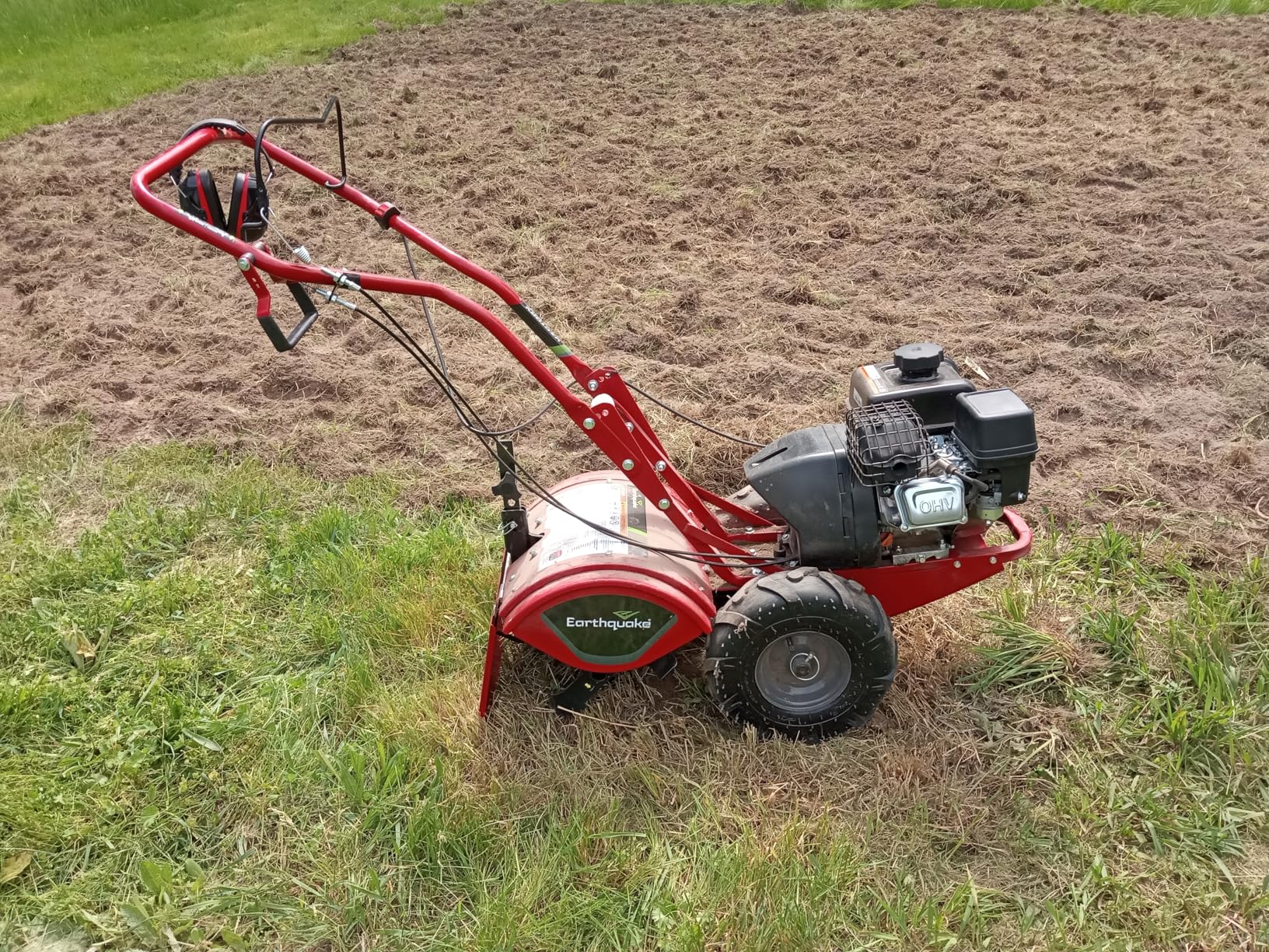 EARTHQUAKE Victory Rear Tine Tiller, Powerful 209cc 4-Cycle Viper Engine, Rugged Bronze Gear Transmission, Counter-Rotating Tines, Instant Reverse, Pneumatic Wheels, Model: 39381 customer photo 1