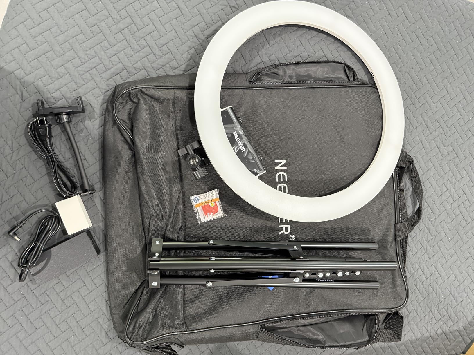 NEEWER 18 inch Ring Light with Tripod Stand and Phone Holder, Ultra Thin Video Ringlight 2900K-7000K TLCI98 App Control, Softer Lighting for Lash Tattoo Makeup Live Stream TikTok, RP18B Pro White customer photo 2
