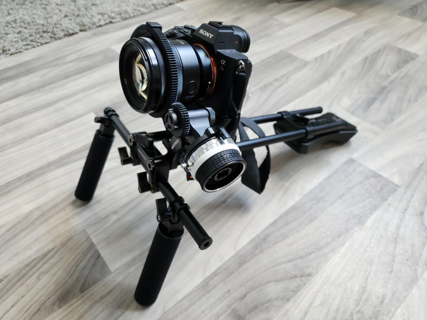 NEEWER Shoulder Mount Video Rig with Arca Quick Release DSLR Camera & Camcorder Mounting, Dual Handles 15mm Rods (16