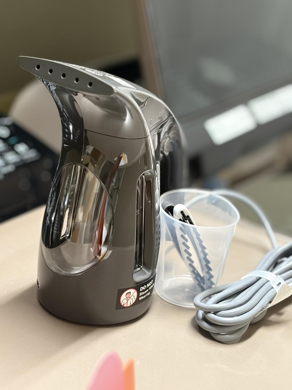 HiLIFE Steamer for Clothes, Portable Handheld Design, 240ml Big Capacity, 700W, Strong Penetrating Steam, Removes Wrinkle, for Home, Office (ONLY FOR 120V)-Black customer photo 2