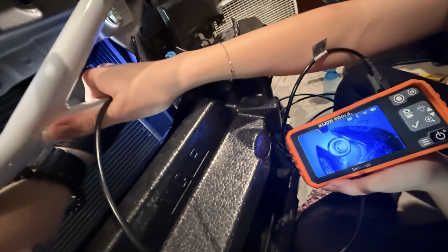 Klein Tools ET17 Utility Borescope with 5.5 mm 9.8-Foot Waterproof Gooseneck Snake, LEDs, 4.3-Inch LCD, Attachments, Endoscope Inspection Camera customer photo 1