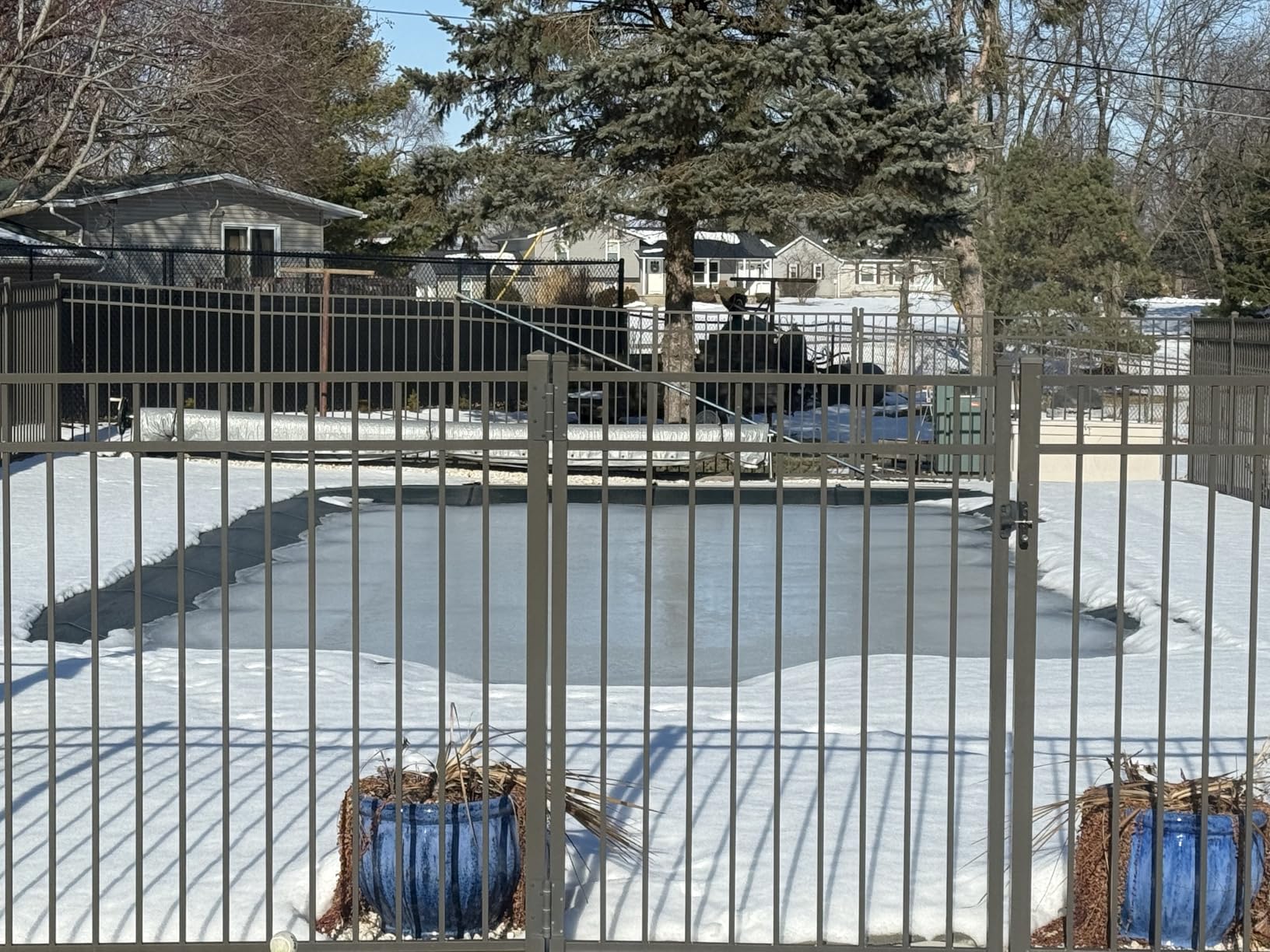 VEVOR Pool Safety Cover, Fits 16x32ft Rectangular Inground Winter Swimming Pools, with 4x8ft Center End Step, Triple Stitched, High Strength Mesh PP, Great Rain Permeability, Installation Hardware customer photo 1