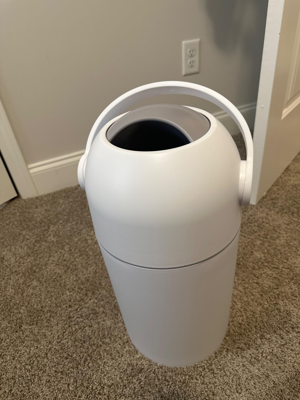 L.A. BABY Magic Diaper Pail - Patented 100% Odor-Free System with Child-Safe Lock - Award-Winning Design - No Refills Required - Works with Regular Trash Bags - White customer photo 1