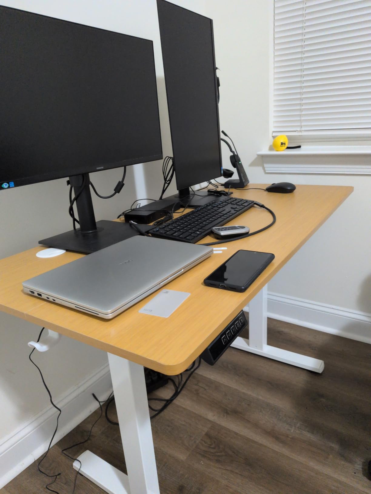 DUMOS 40 Inch Electric Standing Desk Height Adjustable, Sit to Stand Up Computer Workstations Work PC Table Home Office Study Writing Gaming Desks with Memory Presets for Walking Pad, Bedroom, White customer photo 1
