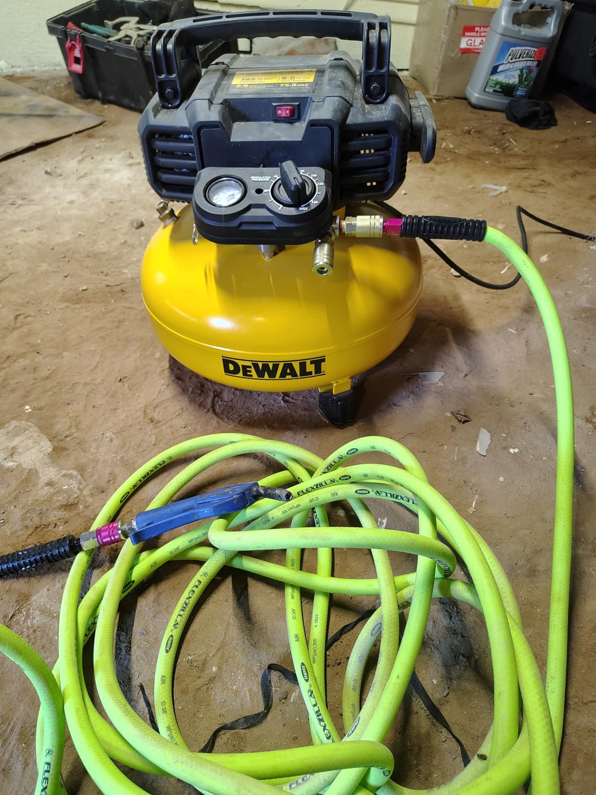 DEWALT Pancake Air Compressor, 6 Gallon, 165 PSI (DWFP55126) | Oil-Free Maintenance-Free Pump, 165 Max PSI, 2.6 SCFM @ 90 PSI customer photo 1