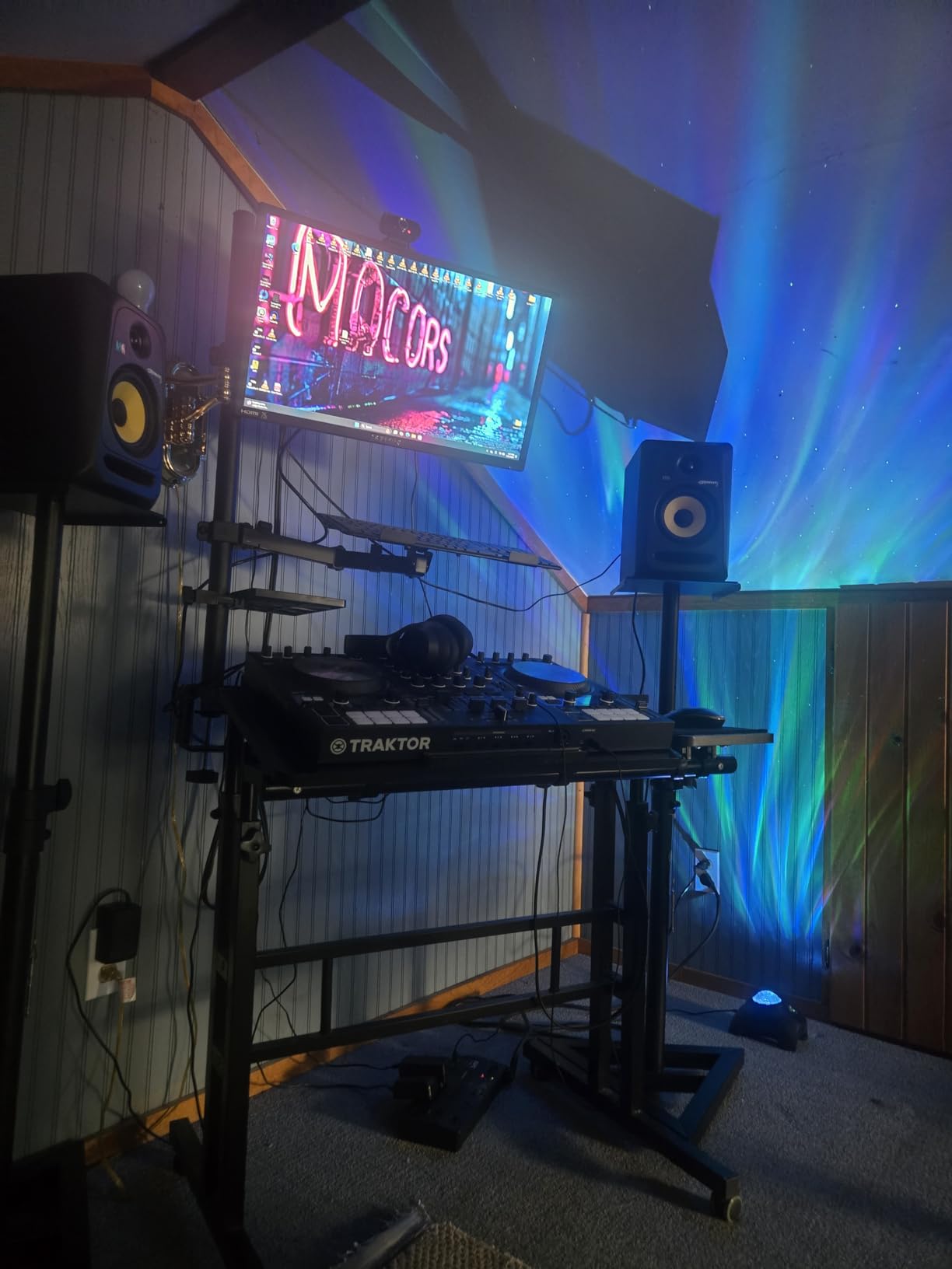 AxcessAbles Studio Monitor Speaker Stands Pair. 80lb Capacity per Stand. Adjustable Height 26 to 42. Metal Constructed Stands Ideal for Surround Sound, Bookshelf and Monitoring Speakers customer photo 2