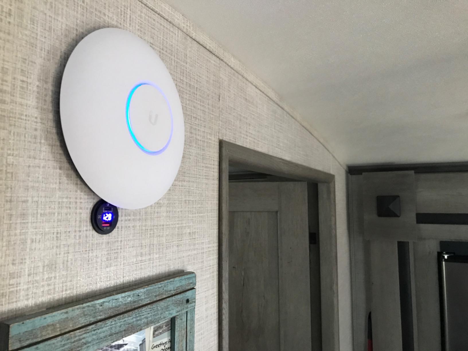 Ubiquiti UniFi UAP-AC-PRO, 3dBi, 22dBm, 450Mbps, 3x3 @ 2.4GHz / 5GHz, 1300Mbps, 2xGigabit, 122m customer photo 2