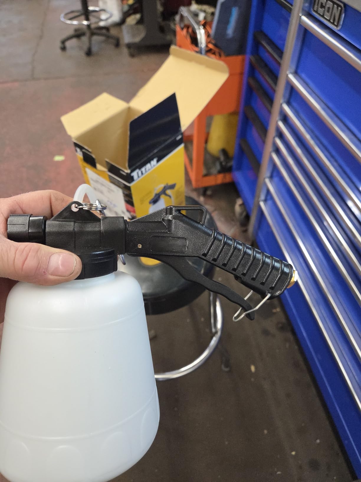 Titan 51885 1-Liter Vacuum Brake Fluid Bleeder customer photo 1