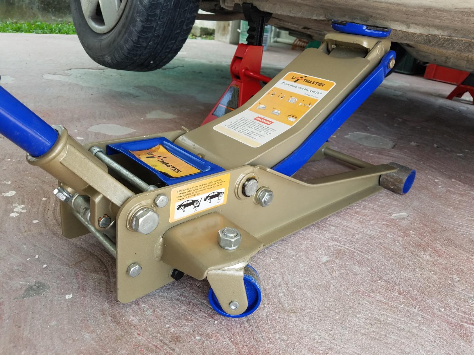 LiftMaster 3 Ton Heavy Duty Ultra Low Profile Steel Floor Jack with Quick Lift customer photo 2