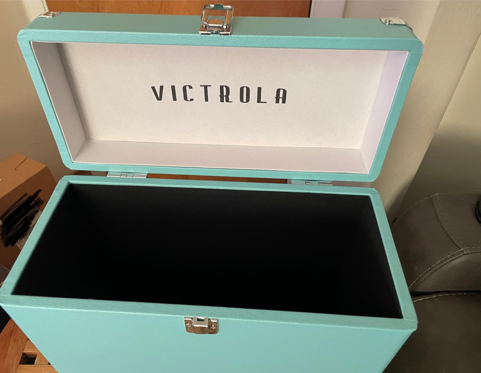 Victrola Collector - Vinyl Record Storage Case, Holds 30+ LPs - Black | Vinyl record storage case, holds 30+ LPs (33/45/78), corner guards, heavy-duty hinges, dust and scratch protection customer photo 2