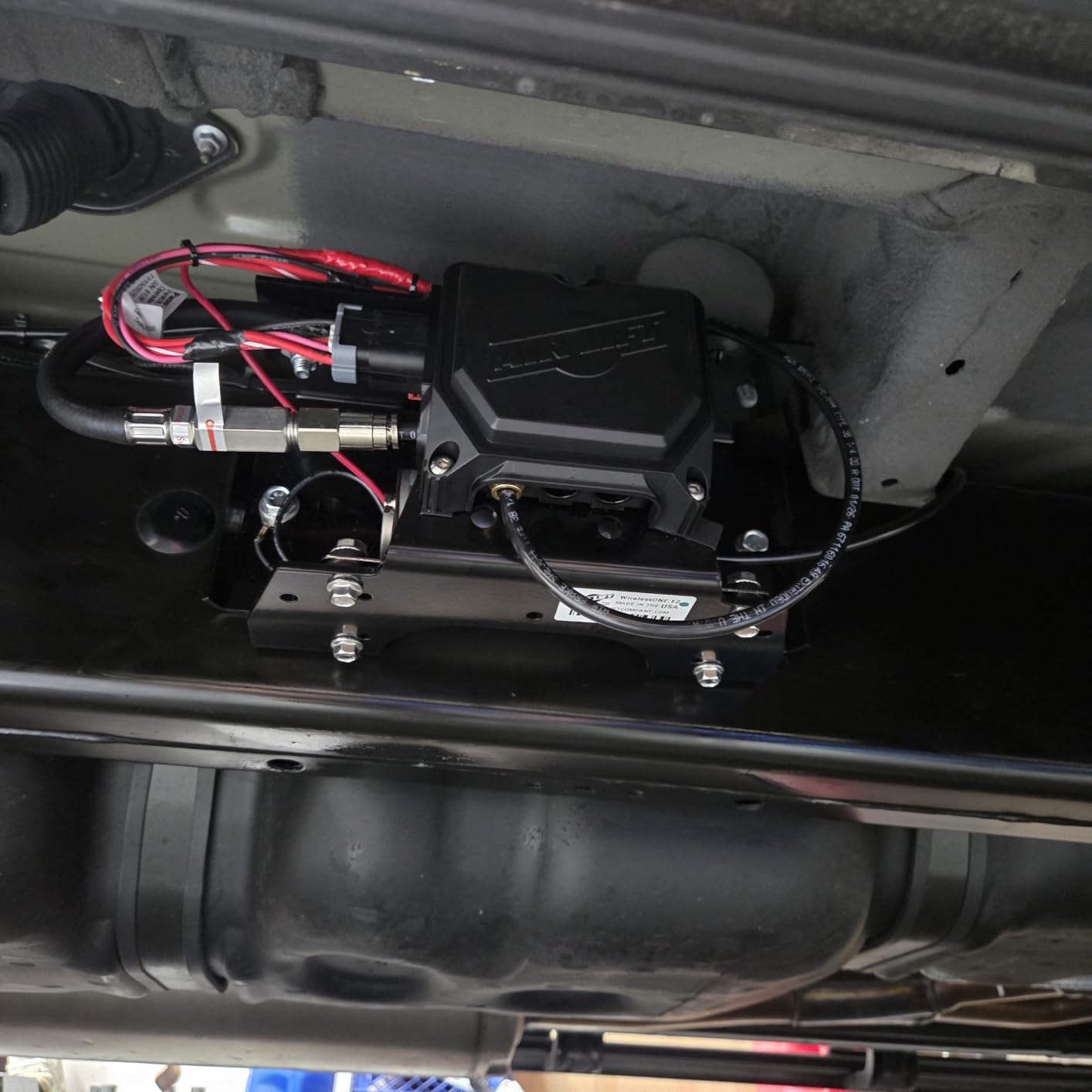 Air Lift WirelessOne 2nd Generation + EZ Mount On-Board Air Compressor with Mobile App - 25980EZ customer photo 1