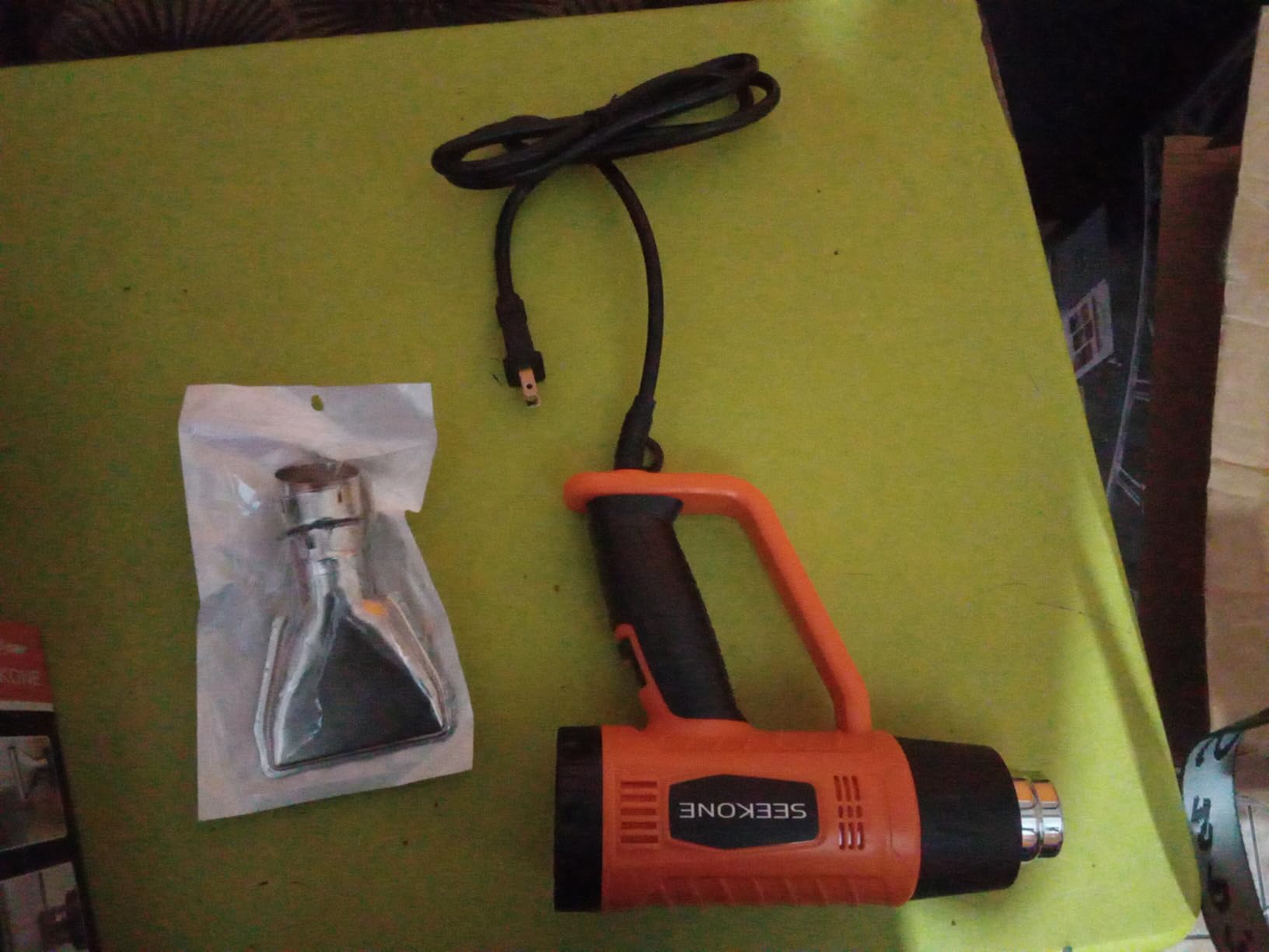 SEEKONE Heat Gun 1800W Heavy Duty Fast Heat Hot Air Gun Kit with 752℉&1112℉(400℃-600℃) Dual-Temperature Settings and 4 Nozzles with Overheat Protection for Crafts, Shrinking PVC, Stripping Paint customer photo 2