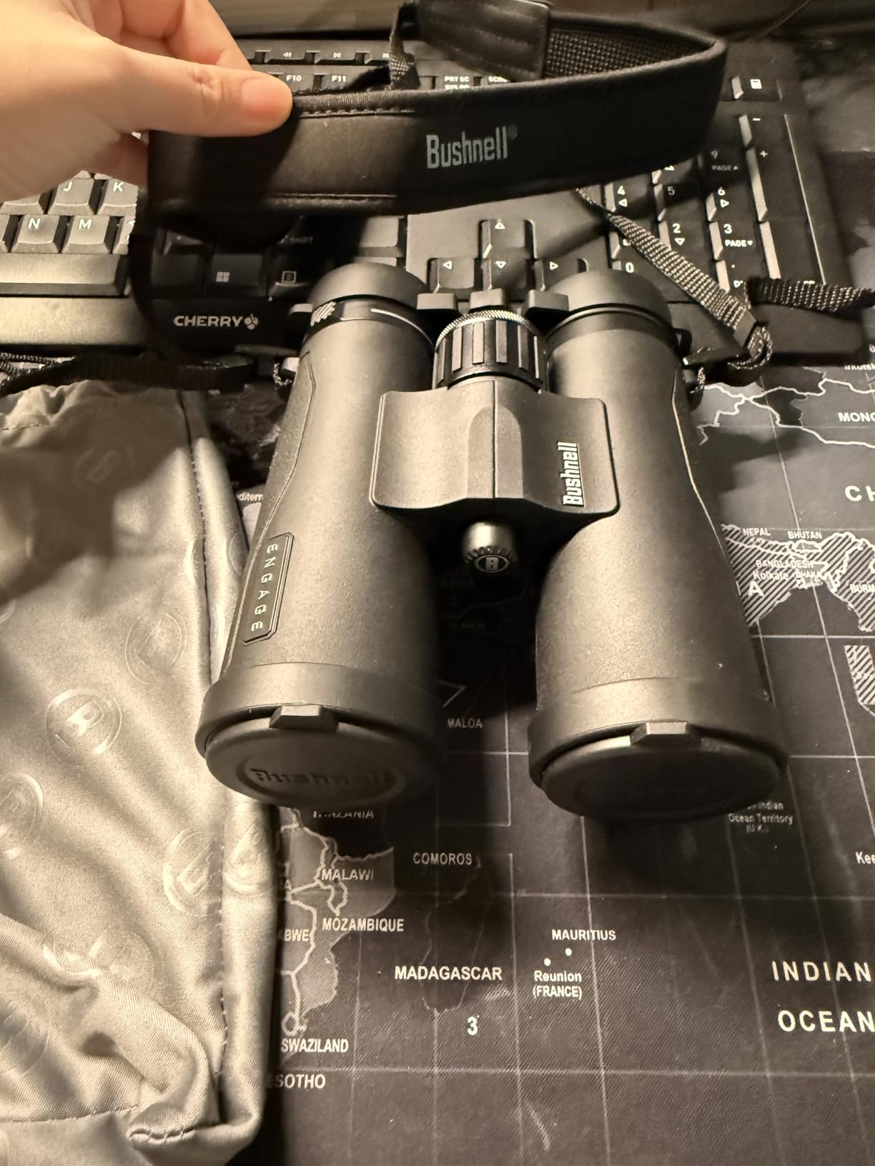 Bushnell Engage X 10x42mm Binoculars, IPX7 Waterproof and Lightweight Binoculars for Hunting, Travel, and Camping customer photo 2