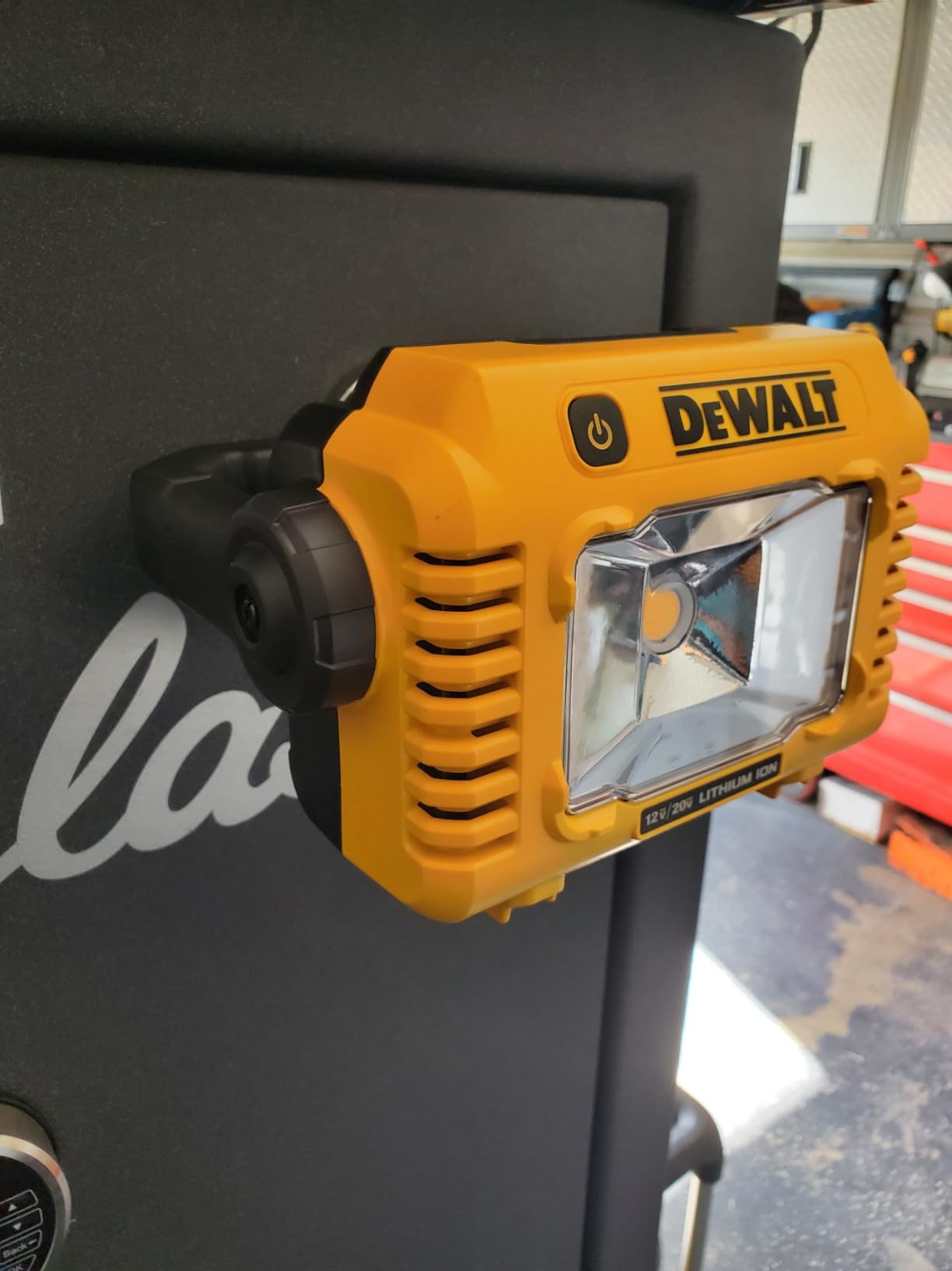 DEWALT 12V/20V MAX LED Work Light, Compact with 360 Degree Rotating Handle, 2000 Lumens of Brightness, Cordless, Bare Tool Only (DCL077B) customer photo 1
