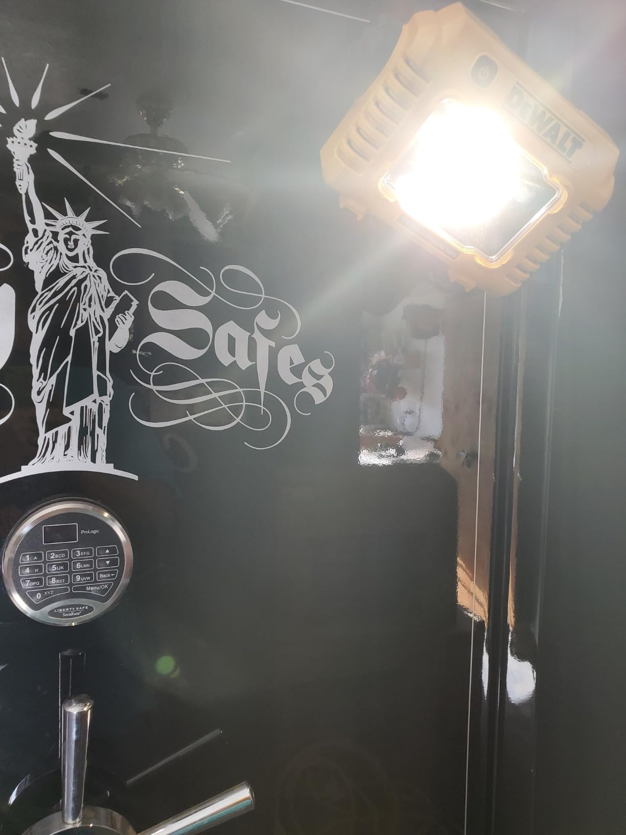 DEWALT 12V/20V MAX LED Work Light, Compact with 360 Degree Rotating Handle, 2000 Lumens of Brightness, Cordless, Bare Tool Only (DCL077B) customer photo 2
