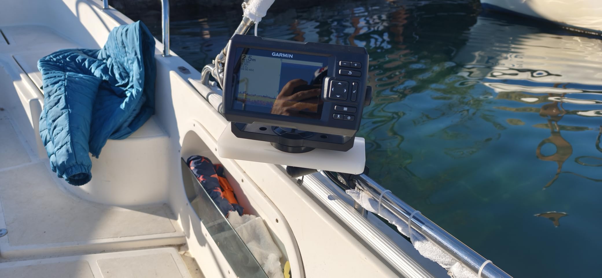 Garmin Striker Vivid 5cv, Easy-to-Use 5-inch Color Fishfinder and Sonar Transducer, Vivid Scanning Sonar Color Palettes customer photo 2
