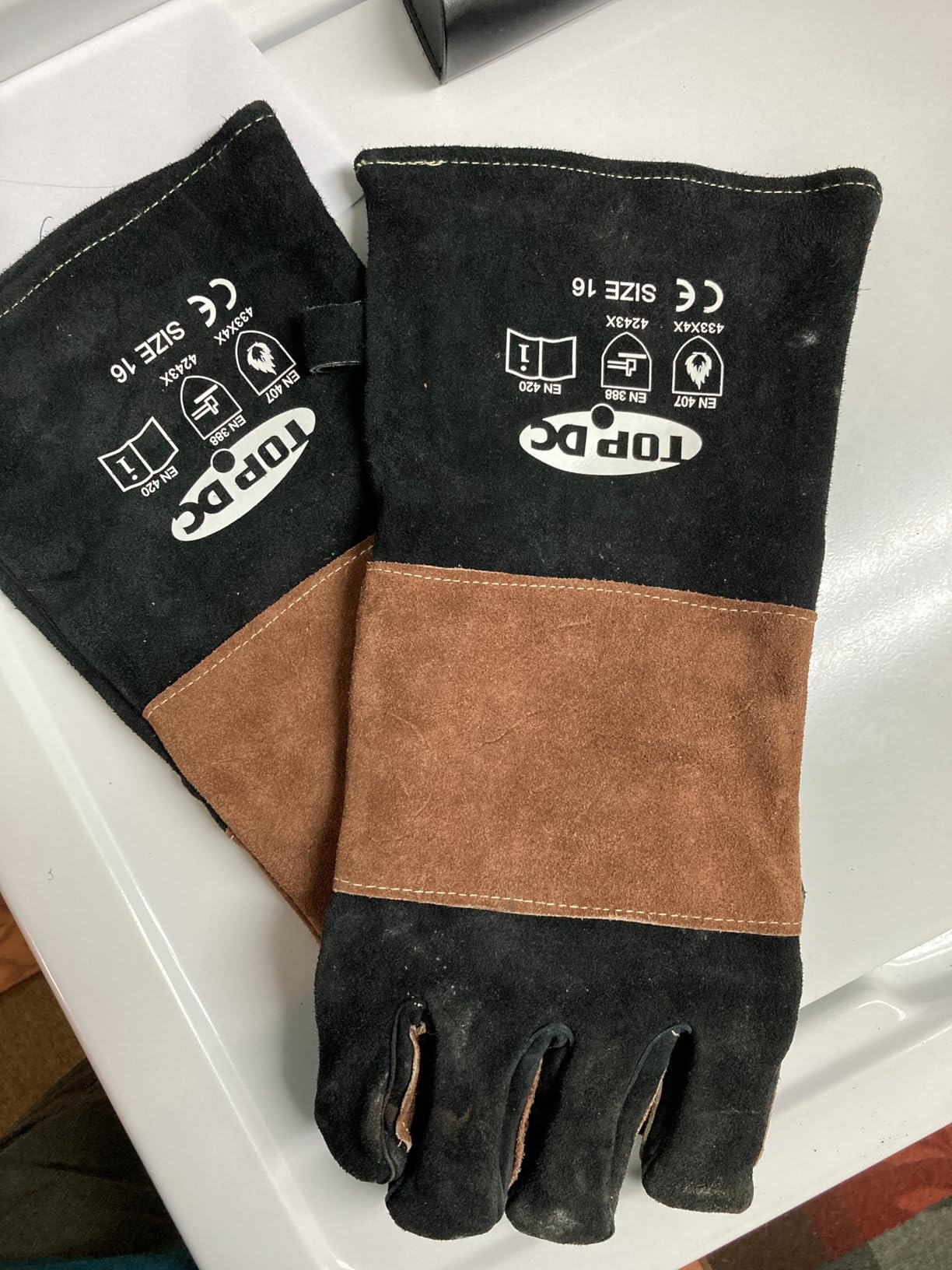 TOPDC Welding Gloves 16-Inch 932°F Heat Resistant Leather for MIG, Stick | Foil Layer, 1.2 mm Cowhide, Kevlar Stitching and Cotton Lining; Cuff Protects Forearms for Fireplace, Grill and Stove Use customer photo 2