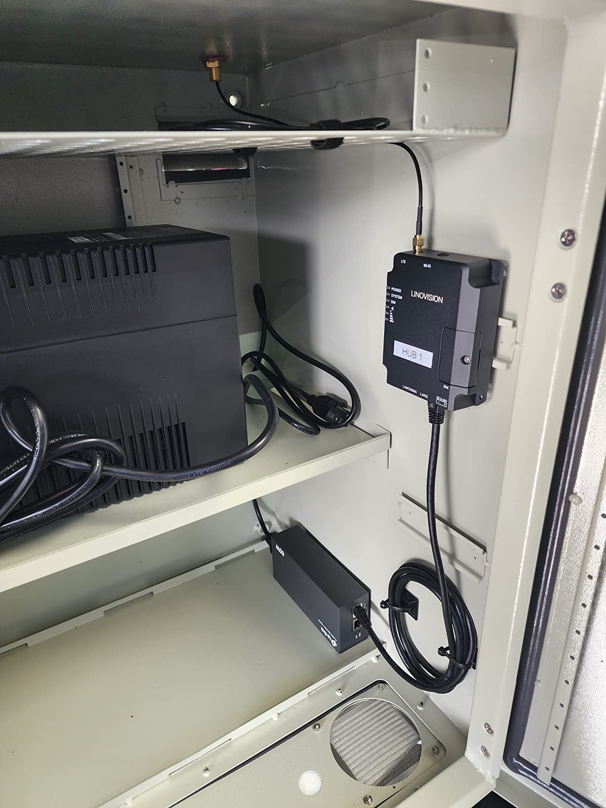 LINOVISION Industrial 4G LTE WiFi Cellular Router with Dual SIM and Auto Failover customer photo 1