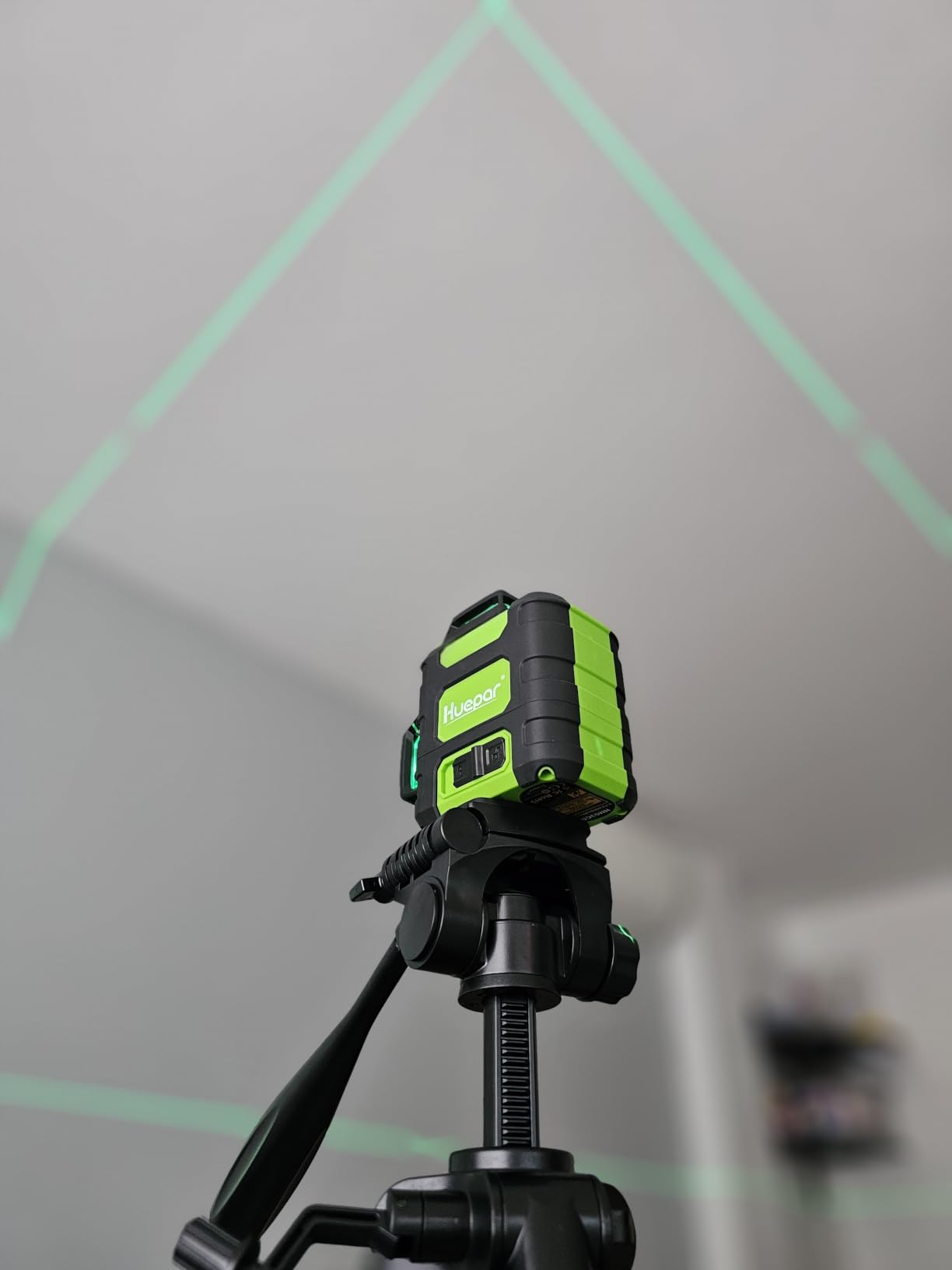 Huepar Laser Level 360 Self Leveling, Rechargeable Green Laser 3x360° Cross Line Lazer Leveler 3D Level Laser Tool for Construction and Picture Hanging, Strong Magnetic Bracket&Hard Carry Case -HM03CG customer photo 1