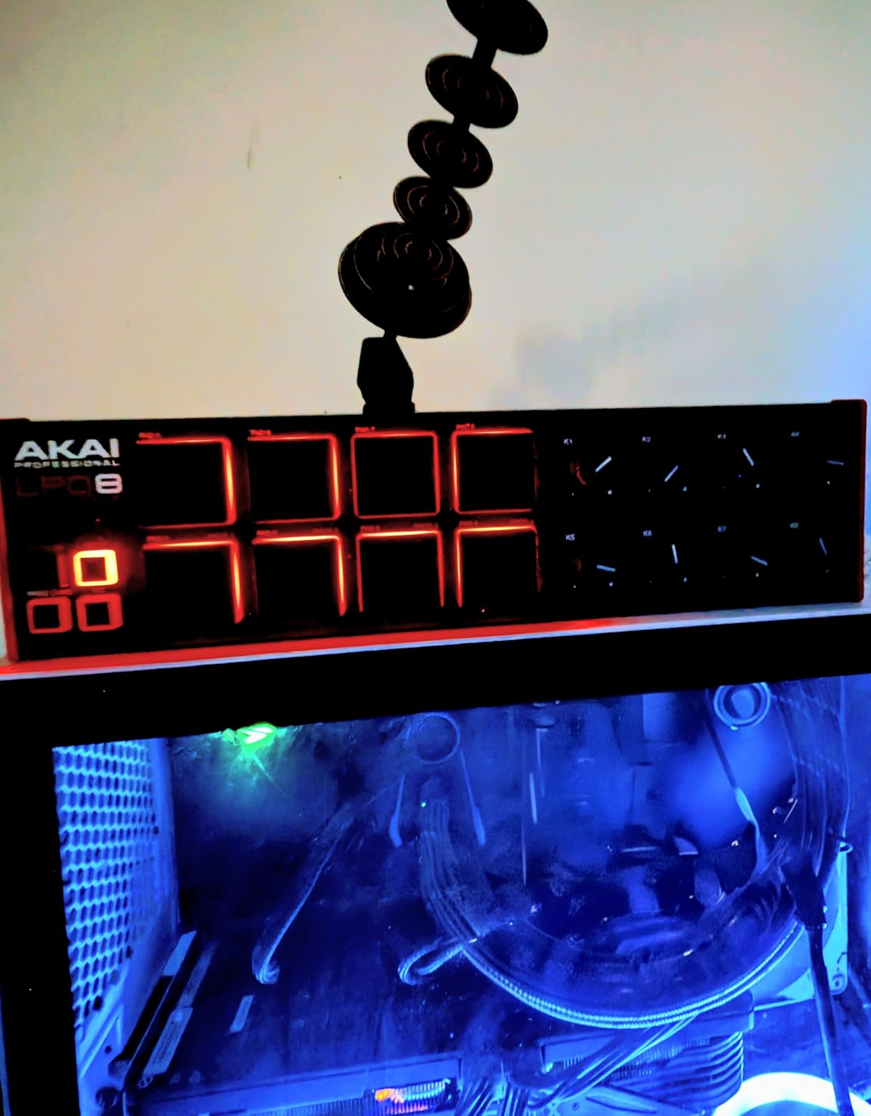 Akai Professional LPD8 USB MIDI Pad Controller | 8 RGB MPC Drum Pads, 8 Assignable Knobs customer photo 2