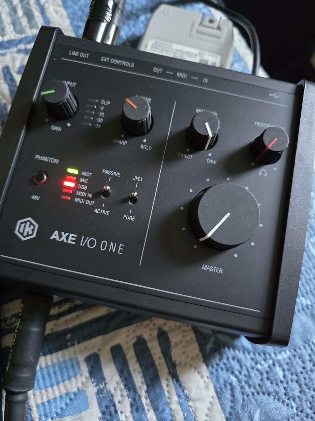 IK Multimedia AXE I/O One - Professional USB Audio Interface with Z-TONE advanced guitar tone shaping, AmpliTube and TONEX software included customer photo 1