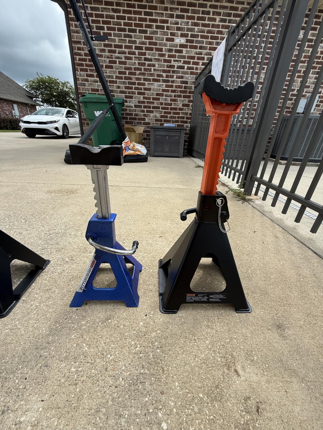 VEVOR Jack Stands, 6 Ton (13,000 lbs) Capacity Car Jack Stands Double Locking, 14.2-23 inch Adjustable Height, for Lifting SUV, Pickup Truck, Car and UTV/ATV, Red, 1 Pair customer photo 1