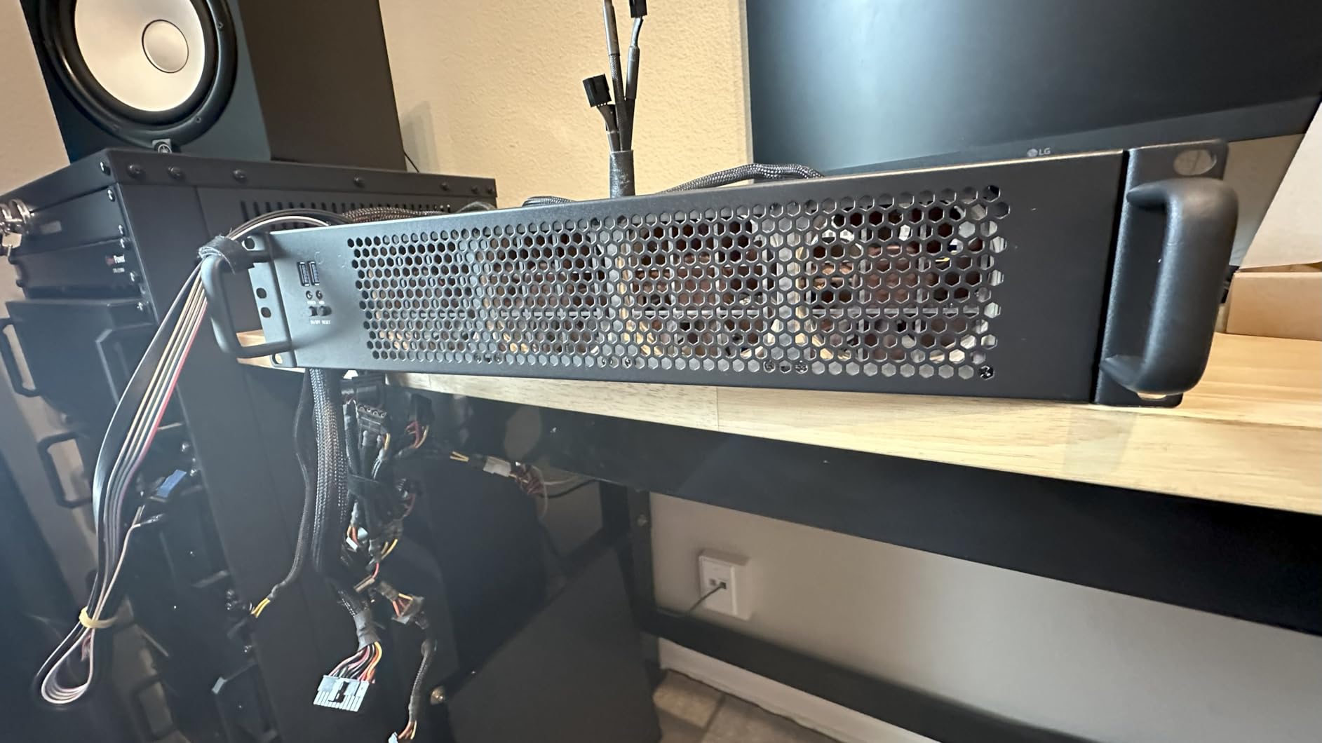 RackChoice Server case MicroATX/Mini-ITX 2U Rackmount Server Chassis max 7x3.5 Bay / USB3.0 with 2.0 Adapter Support ATX PSU Either top or Side Cooling Depth 15.7